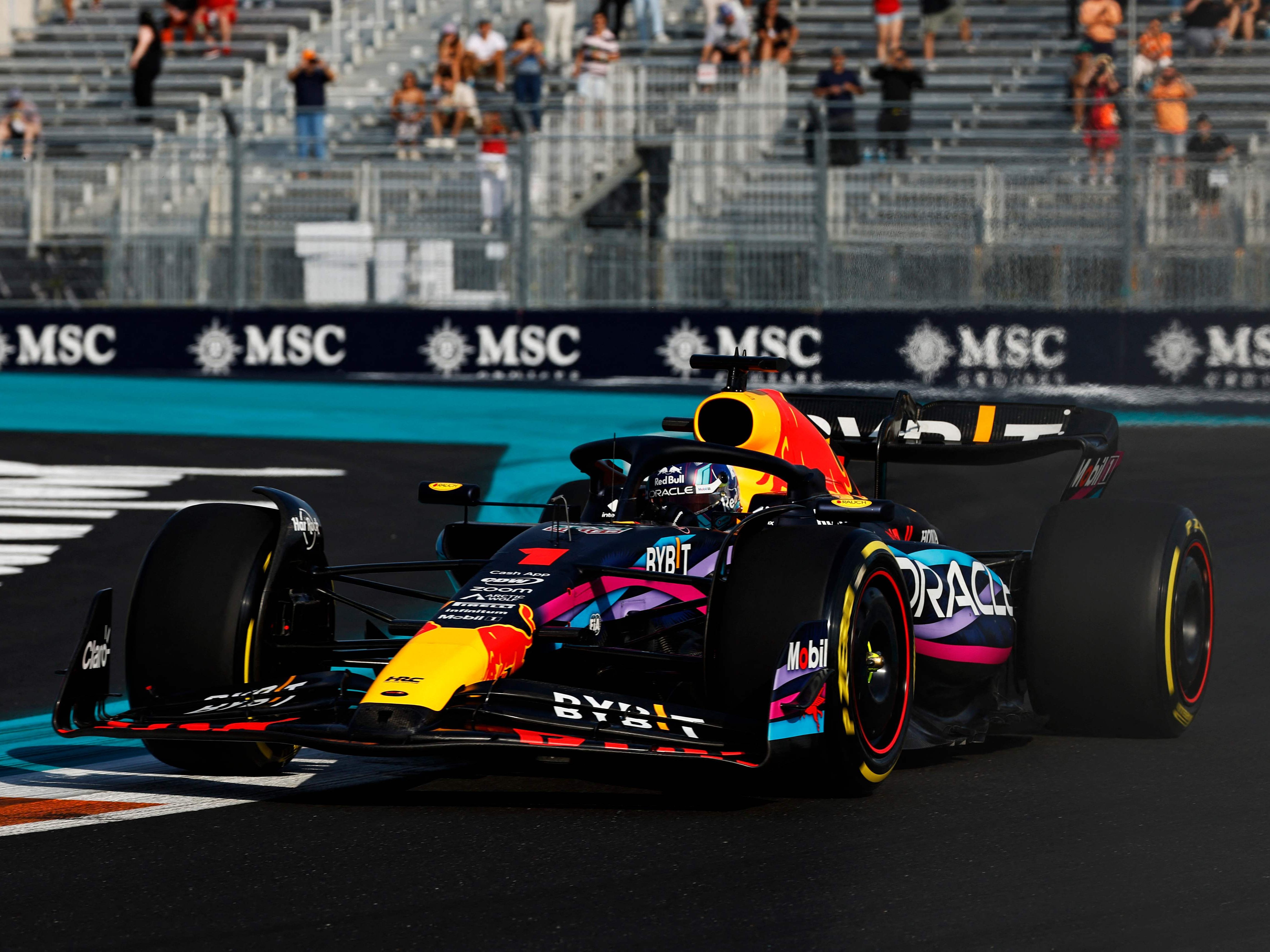 Max Verstappen ließ im ersten Training alle hinter sich. Max Verstappen ließ im ersten Training alle hinter sich.