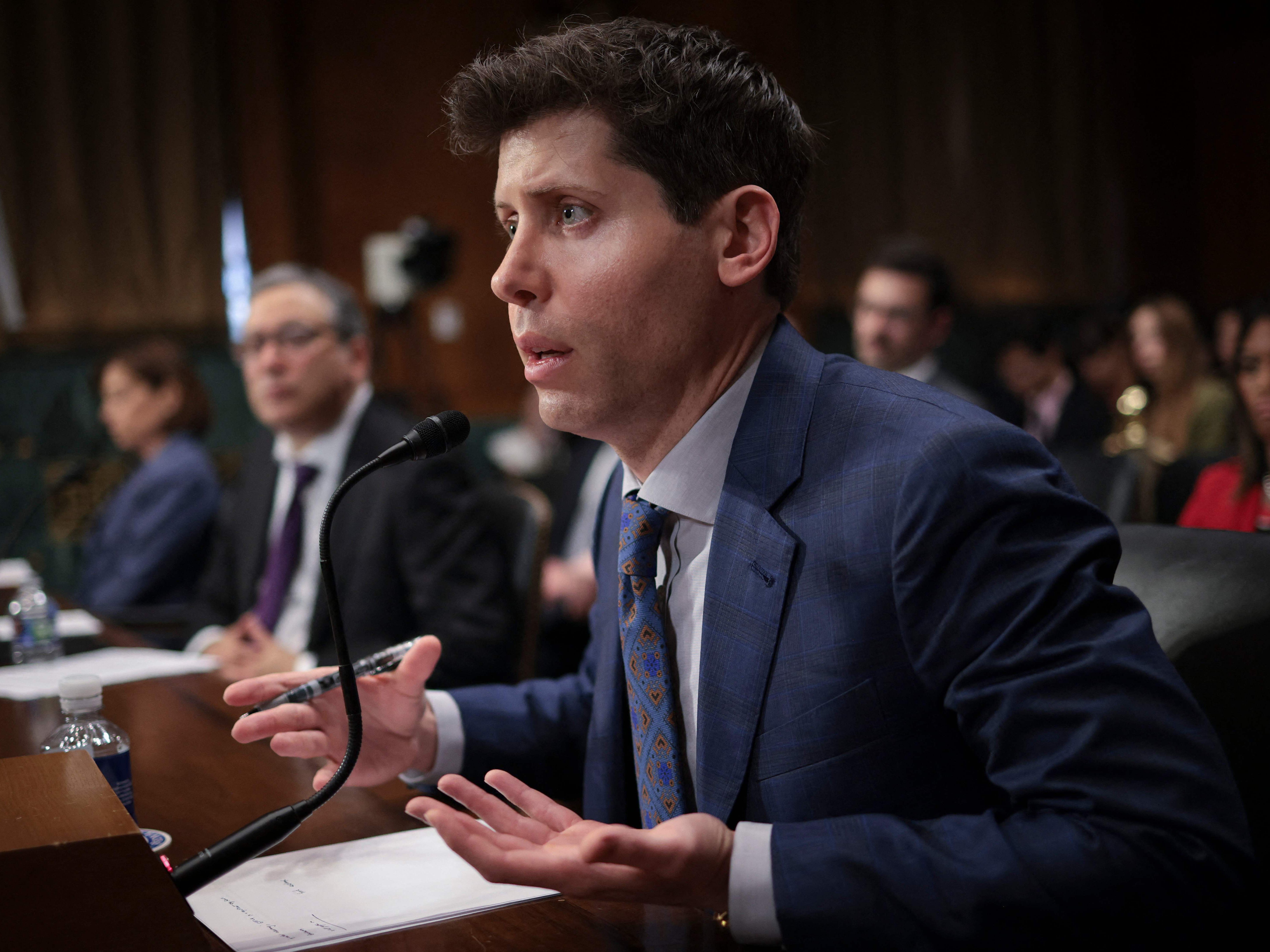 Sam Altman, Chef von OpenAI und Entwickler von ChatGPT fordert eine behördliche Regulierung der Künstlichen Intelligenz.