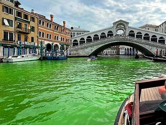 Der Canale Grande in Venedig leuchtete grün. Der Canale Grande in Venedig leuchtete grün.