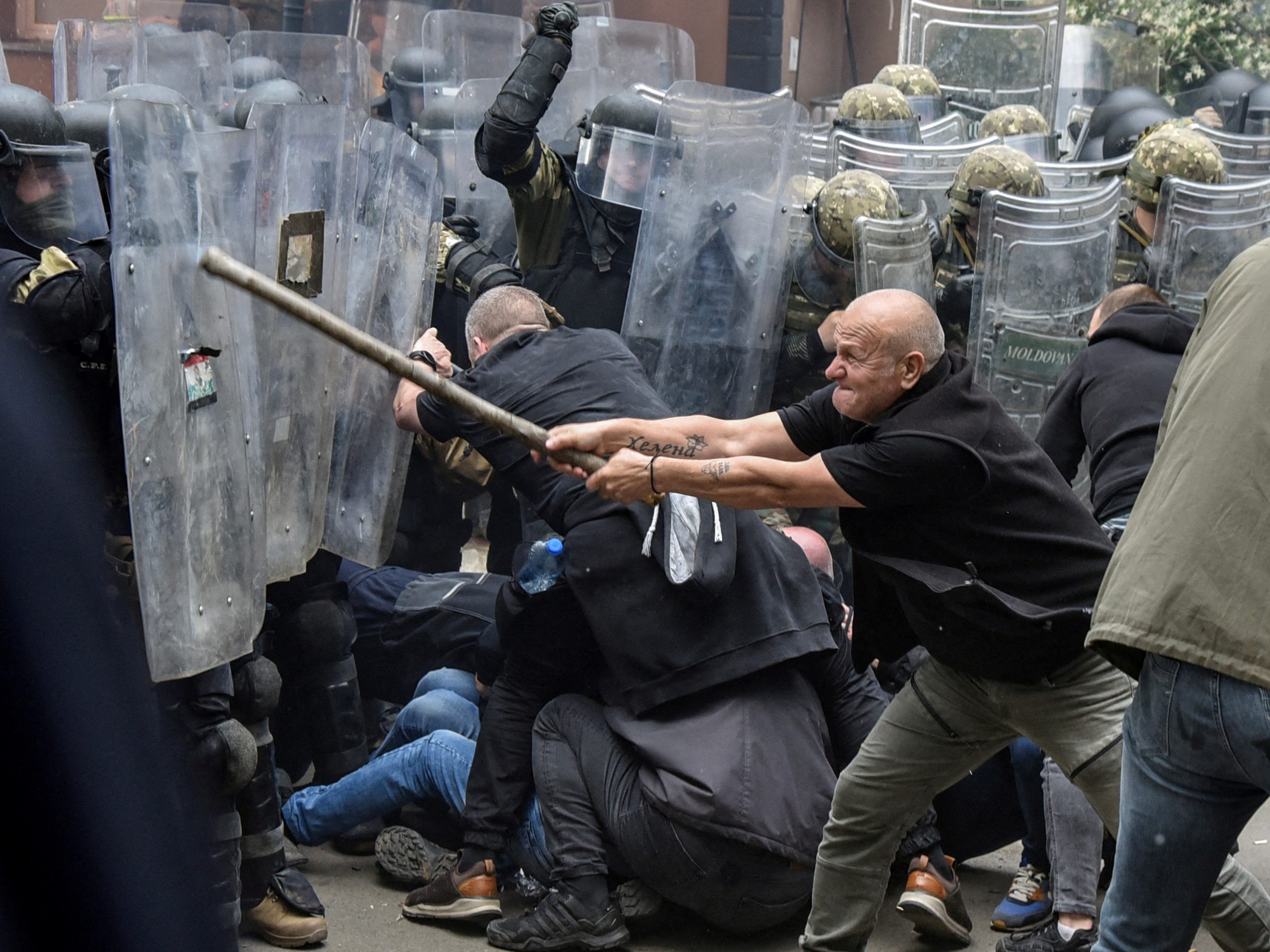 Die Situation im Kosovo spitzt sich zu. Die Situation im Kosovo spitzt sich zu.