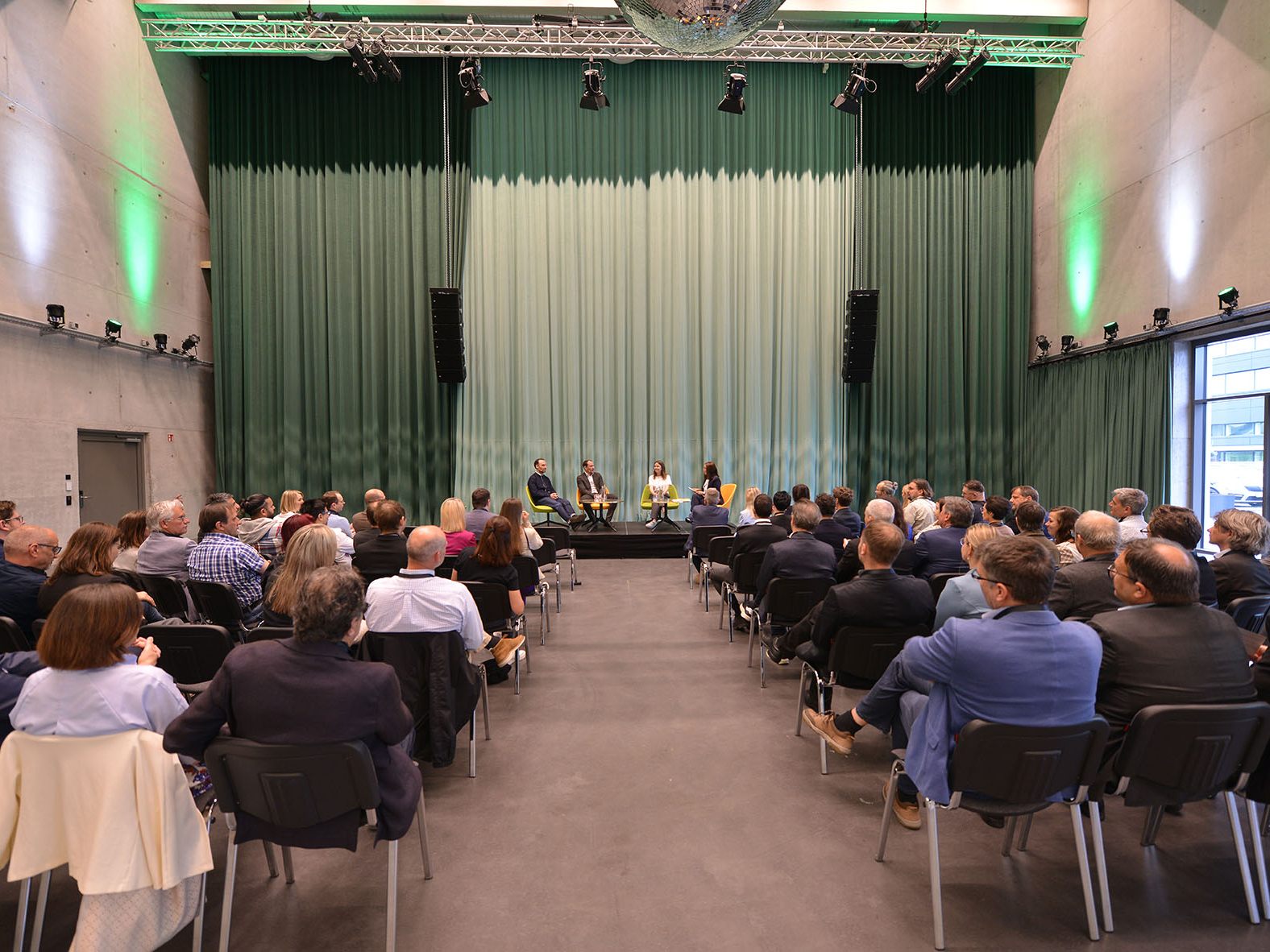 Rund 70 Wirtschaftstreibenden kamen zur ersten Veranstaltung der neuen Reihe „Wirtschaft im Gespräch“. (© Marktgemeinde Rankweil)