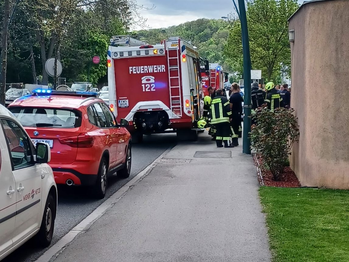 Die Freiwillige Feuerwehr Purkersdorf evakuierte 36 Personen aus einem Wohnhaus wegen einer angebohrten Gasleitung. Die Freiwillige Feuerwehr Purkersdorf evakuierte 36 Personen aus einem Wohnhaus wegen einer angebohrten Gasleitung.