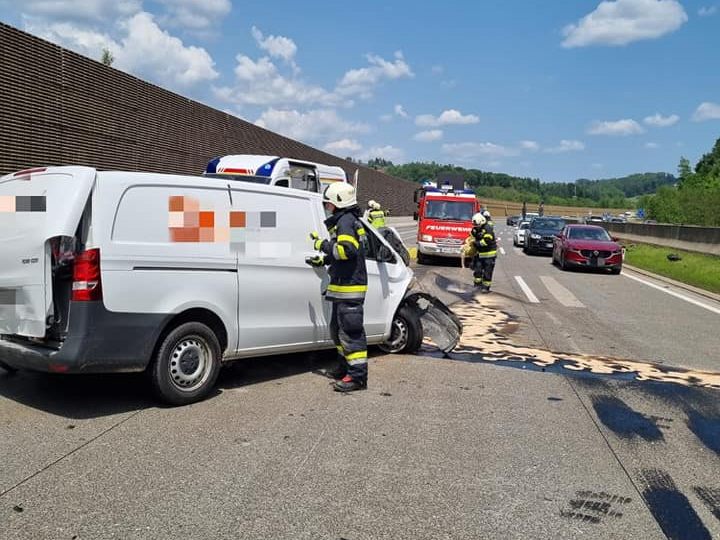 Feuerwehreinsatz nach einem schweren Unfall auf der A2.
