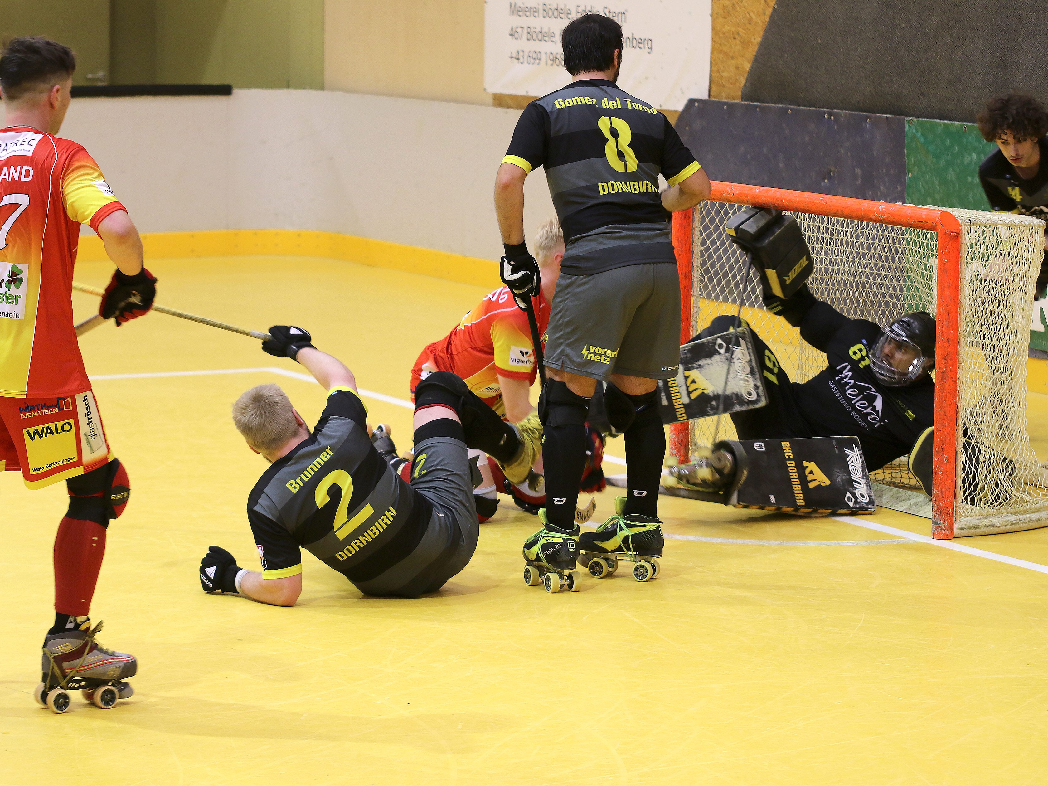 Große Enttäuschung beim RHC Dornbirn nach dem verlorenen Spiel gegen Wimmis. Große Enttäuschung beim RHC Dornbirn nach dem verlorenen Spiel gegen Wimmis.