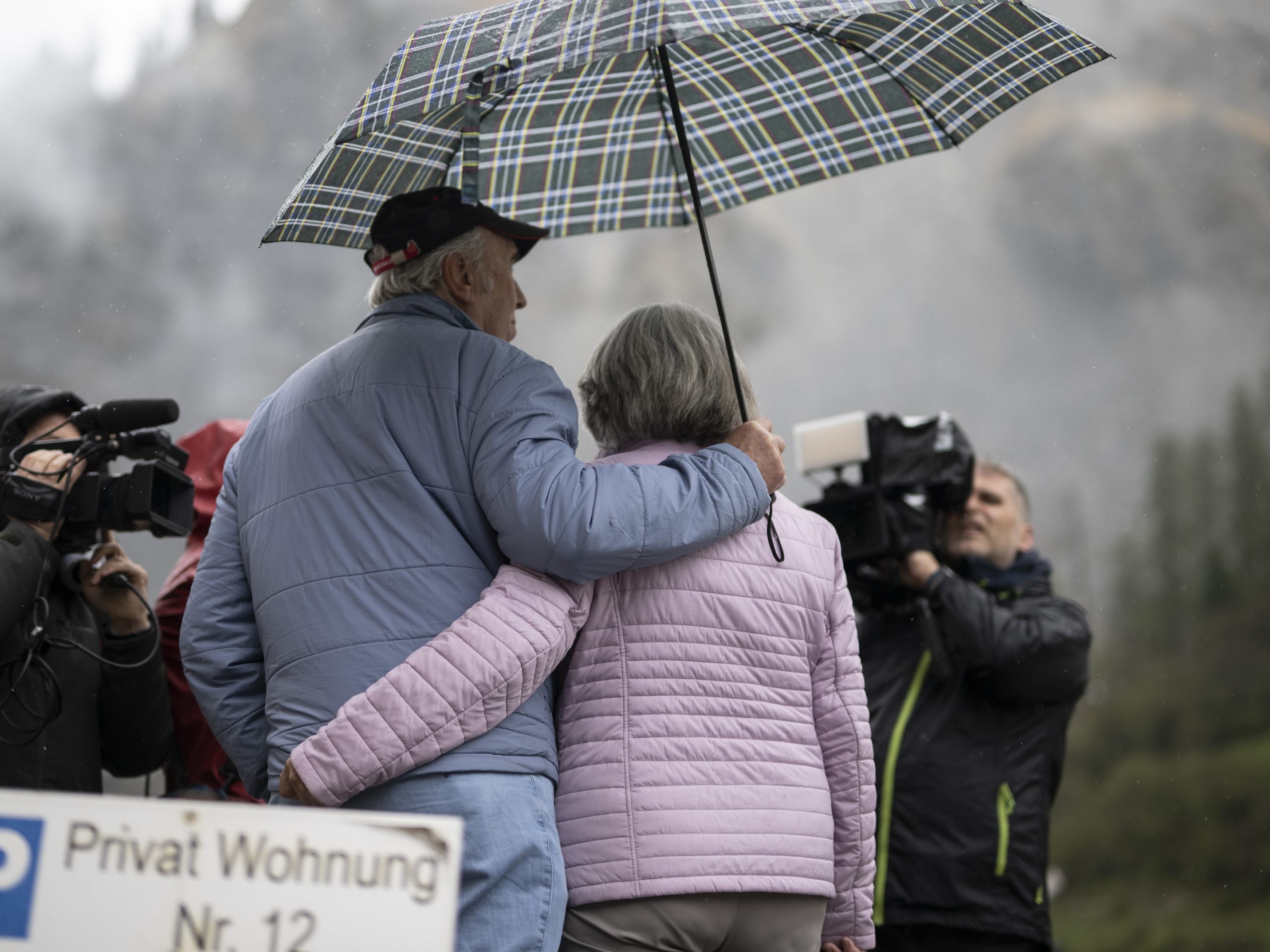 Auch Anna Bergamin und Lebenspartner Walter Veraguth müssen vom Dorf Abschied nehmen.