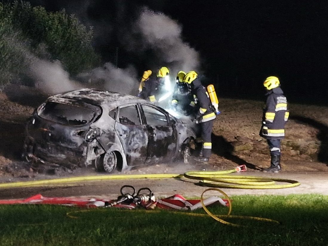 Ein brennender PKW setzte sich im Bezirk Tulln von selbst in Bewegung.
