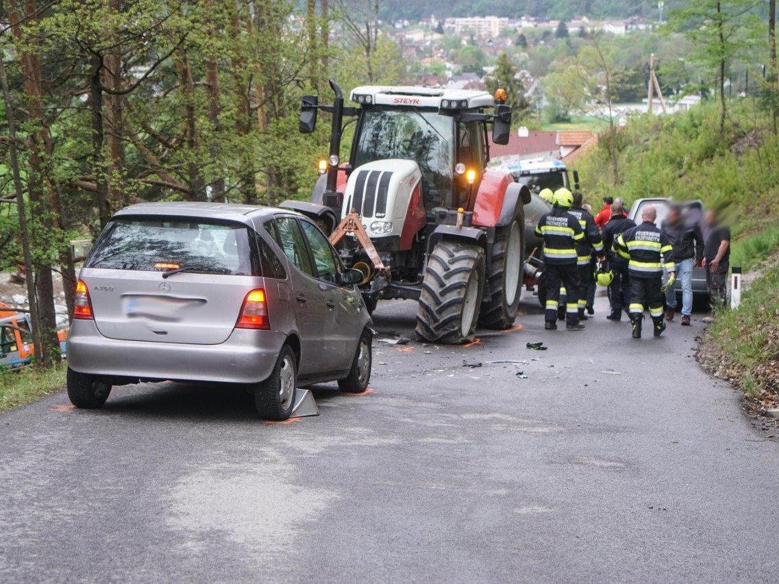 Eine Frontalkollision in NÖ forderte einen Toten.