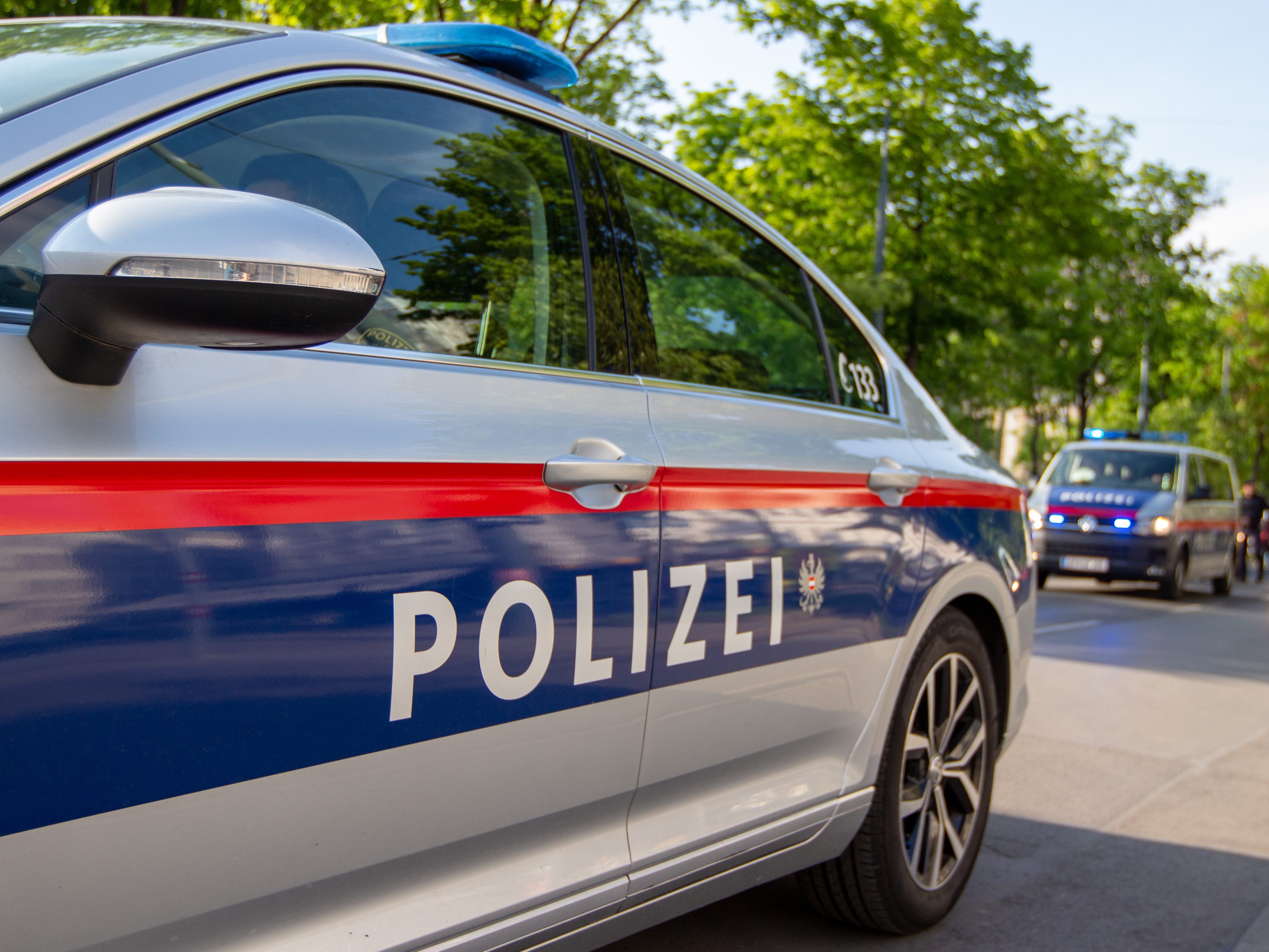 Bei einem Streit stach ein 43-Jähriger mit einem Messer am Wiener Westbahnhof auf zwei Männer ein. Bei einem Streit stach ein 43-Jähriger mit einem Messer am Wiener Westbahnhof auf zwei Männer ein.