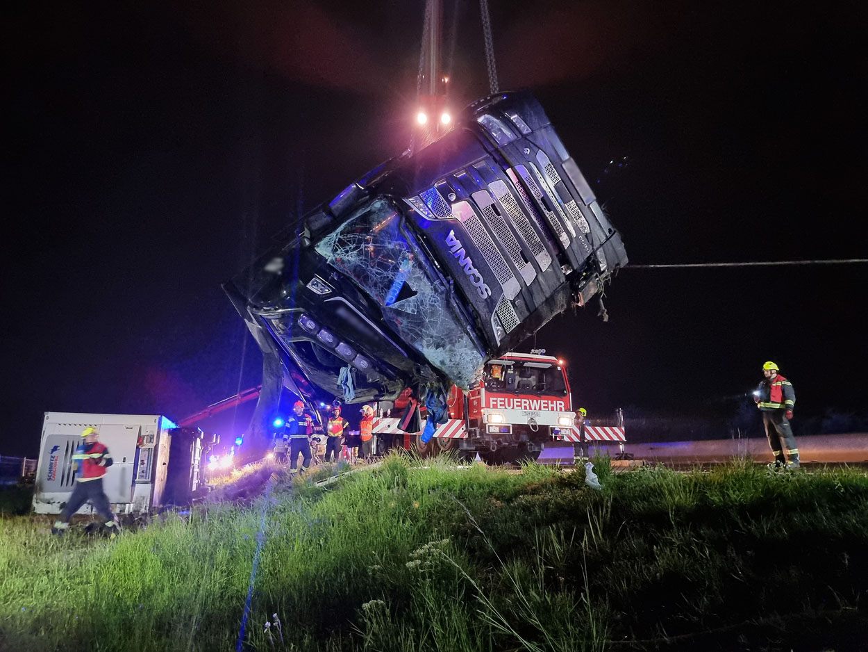 Ein 45-jähriger Lenker aus Wien-Ottakring dürfte im Sekundenschlaf mit seinem LKW von der Südautobahn abgekommen sein. Ein 45-jähriger Lenker aus Wien-Ottakring dürfte im Sekundenschlaf mit seinem LKW von der Südautobahn abgekommen sein.