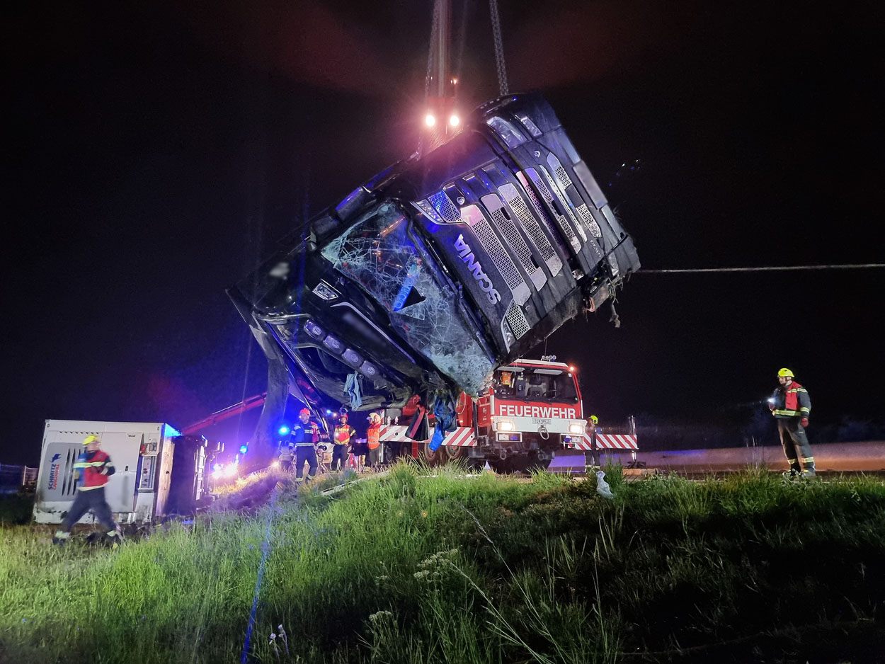 Ein 45-jähriger Lenker aus Wien-Ottakring dürfte im Sekundenschlaf mit seinem LKW von der Südautobahn abgekommen sein.