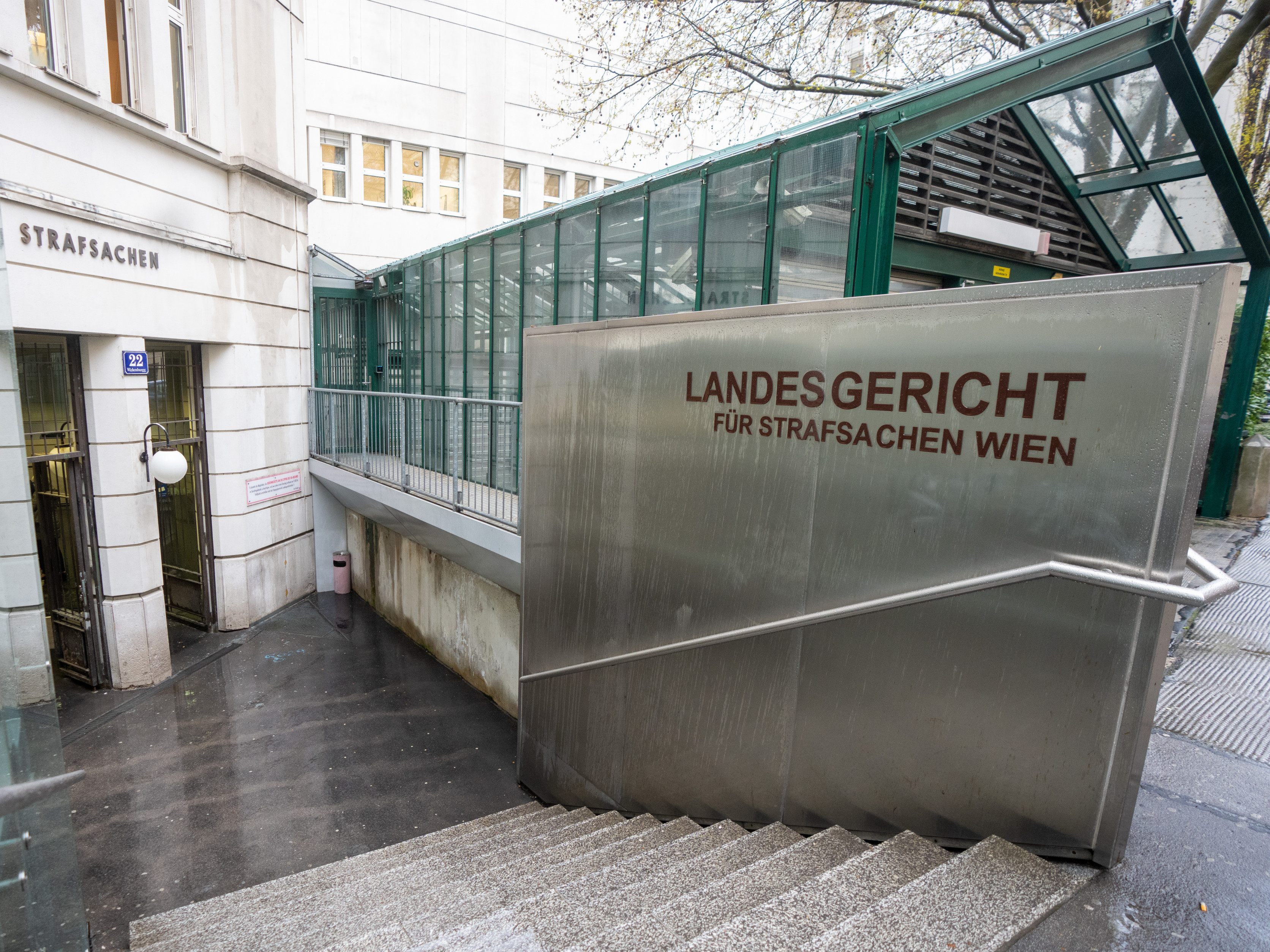 Am Wiener Landesgericht wurde am Freitag eine Pflegerin von der Vernachlässigung eines 96-jährigen Wieners freigesprochen.