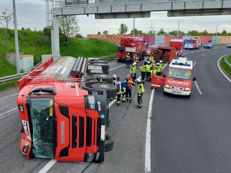 Am Knoten Vösendorf ist ein LKW umgestürzt.