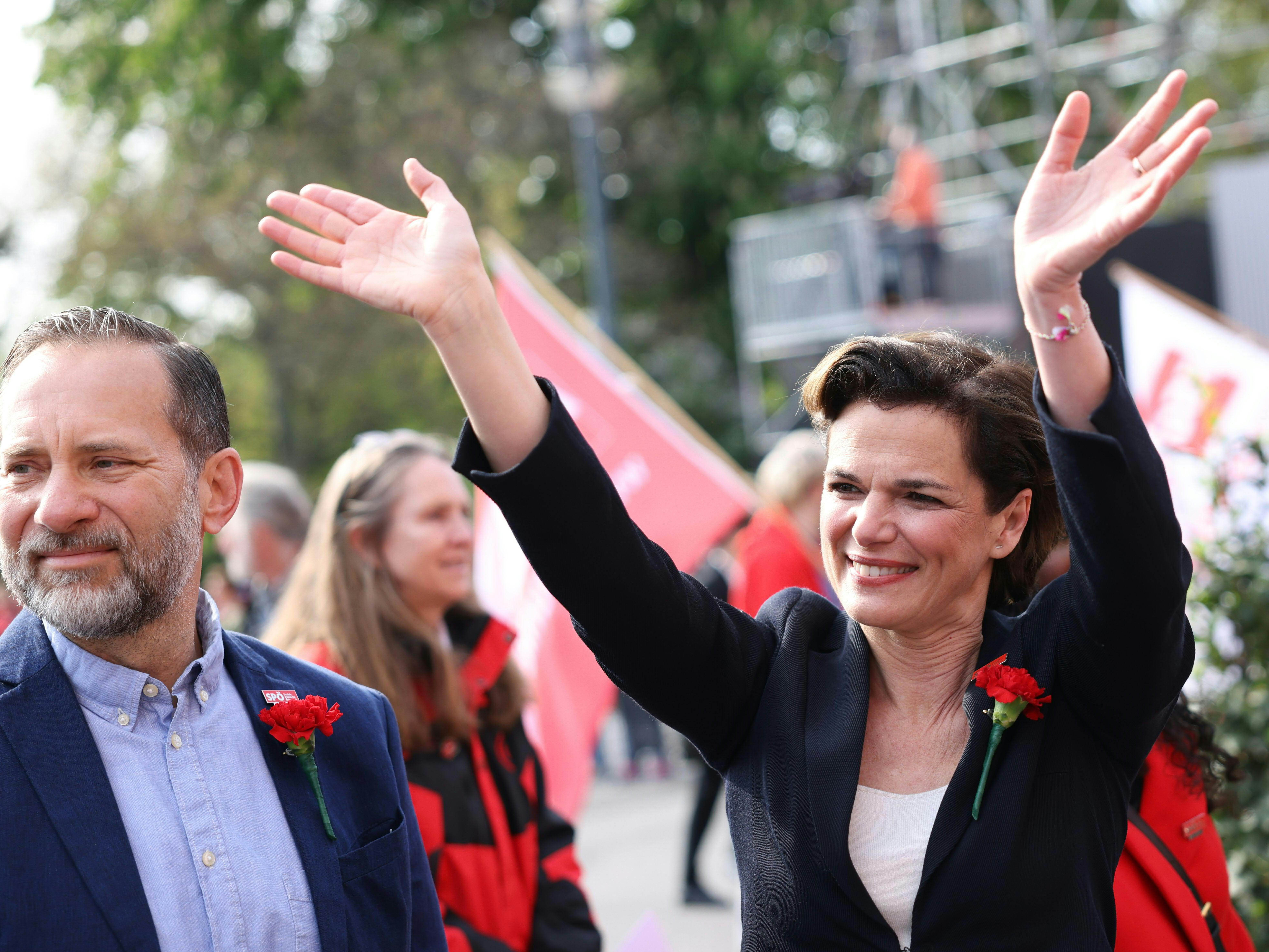 SPÖ-Parteivorsitzende Pamela Rendi-Wagner erntete nach ihrer Rede am 1. Mai am Wiener Rathausplatz Applaus. SPÖ-Parteivorsitzende Pamela Rendi-Wagner erntete nach ihrer Rede am 1. Mai am Wiener Rathausplatz Applaus.