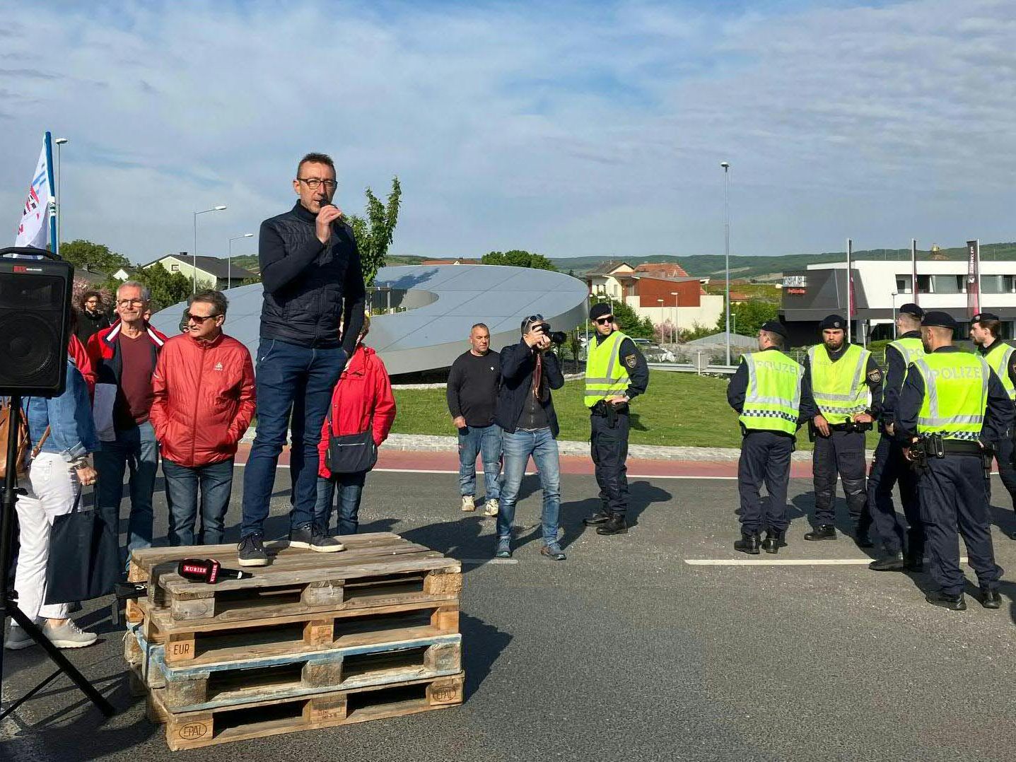 Bürgermeister von Jois anlässlich Demo für Rettung von Neusiedler See.