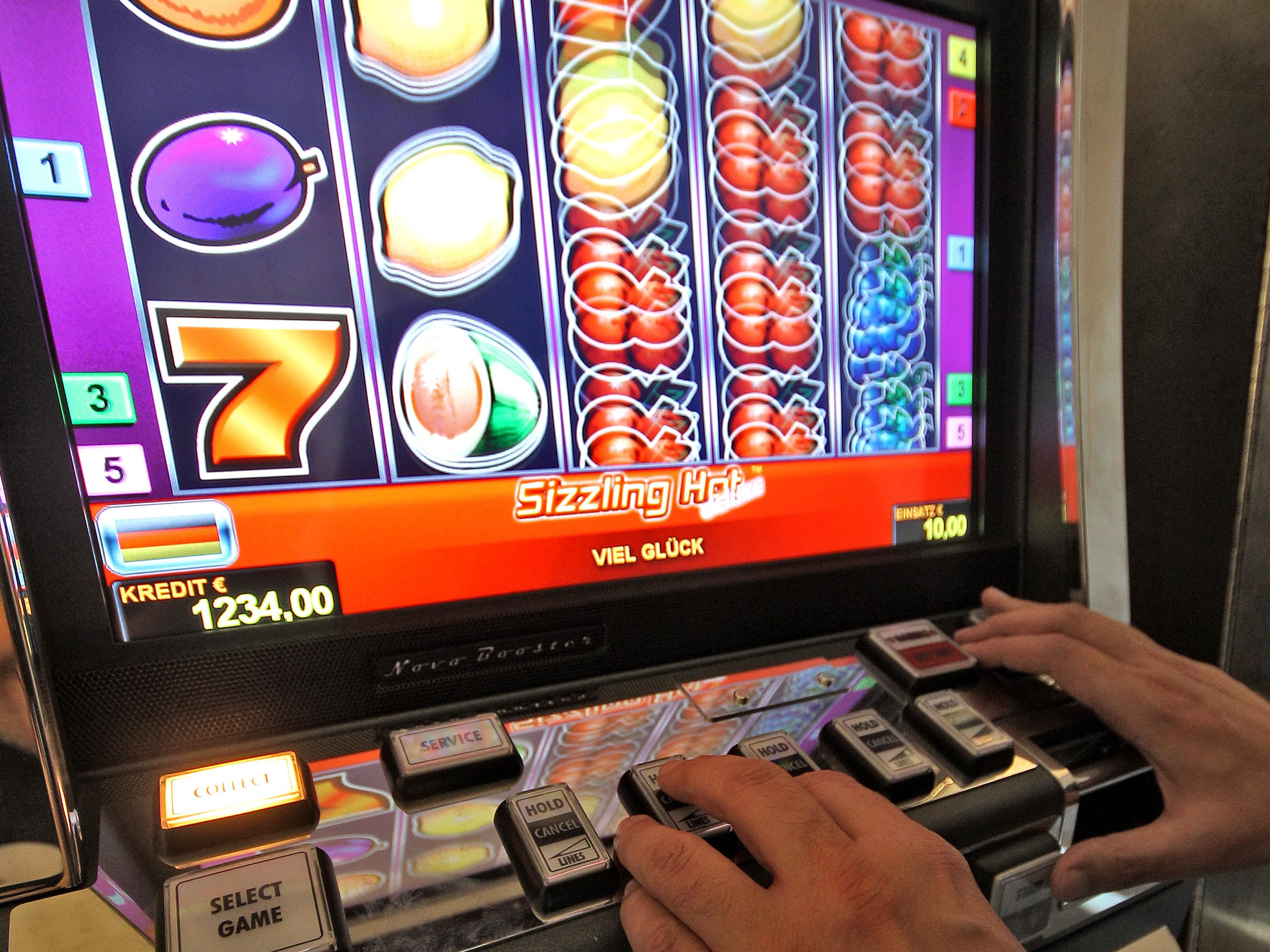 Ein 24-Jähriger wollte am Dienstag ein Glücksspiel-Lokal in Wien-Favoriten mit einer Schreckschusspistole ausrauben. Ein 24-Jähriger wollte am Dienstag ein Glücksspiel-Lokal in Wien-Favoriten mit einer Schreckschusspistole ausrauben.