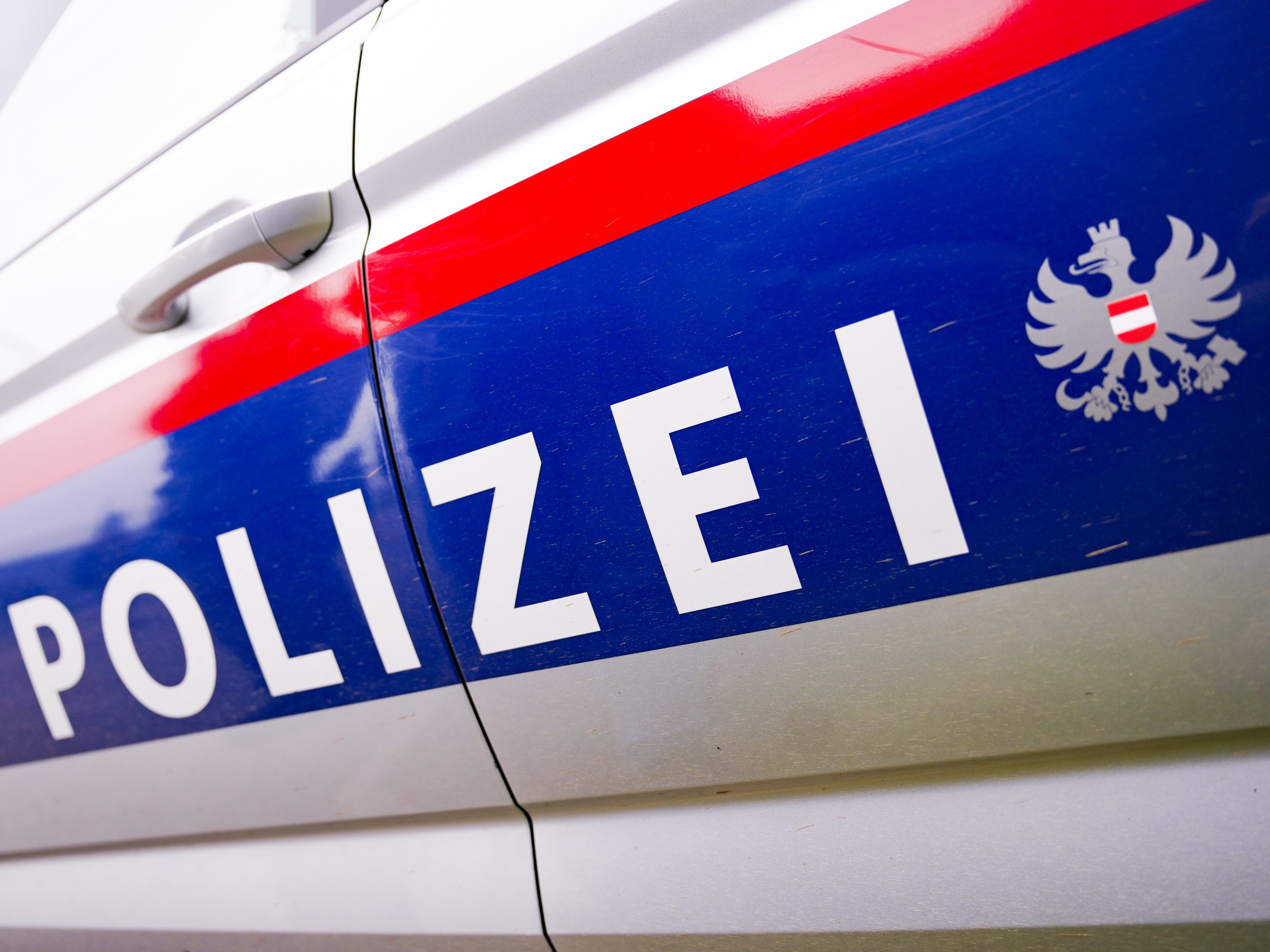 Die Polizei sucht die flüchtigen Täter.