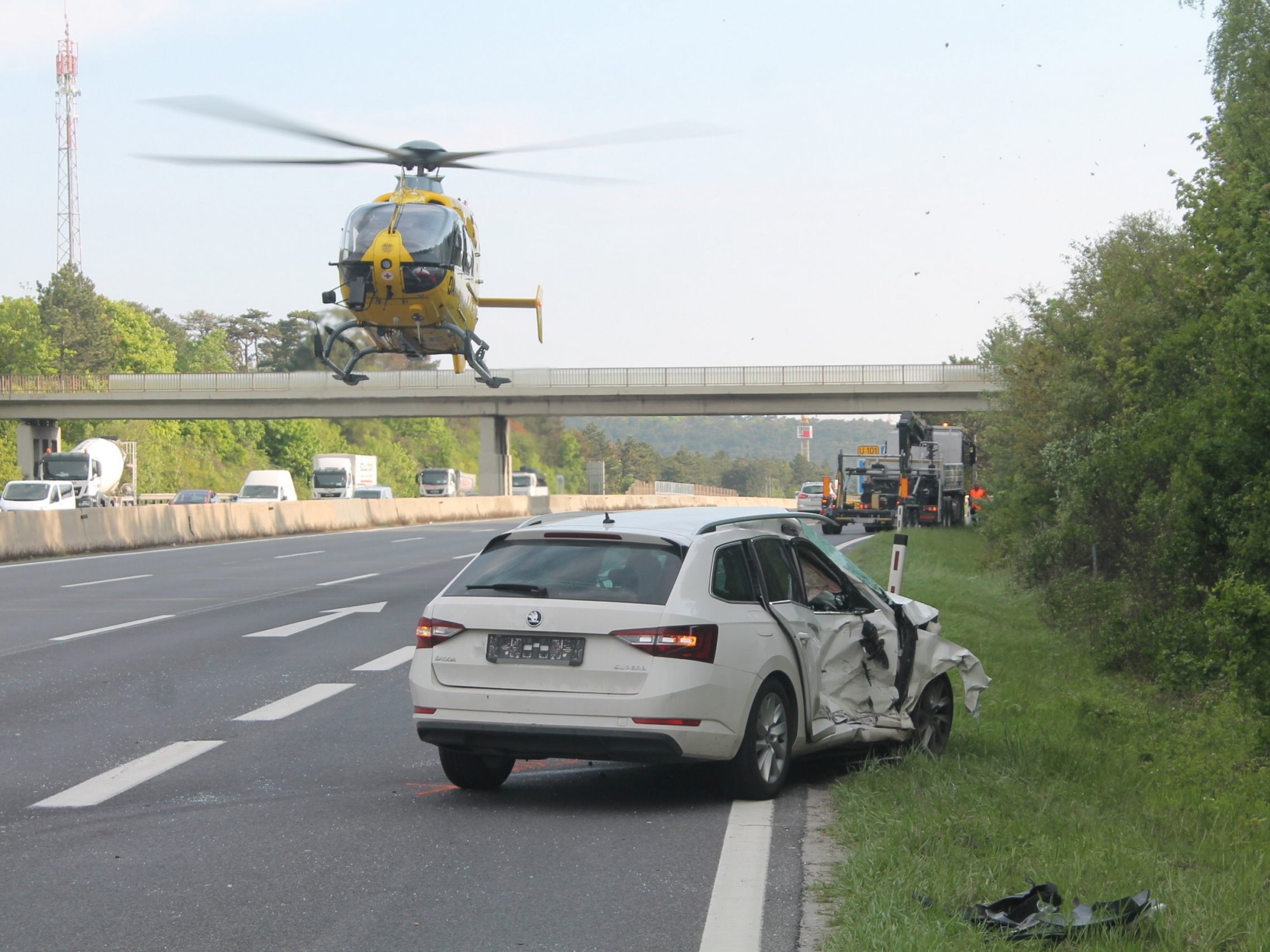 Unfall auf A2 in NÖ sorgte für Stau. Südautobahn war vorübergehend gesperrt.