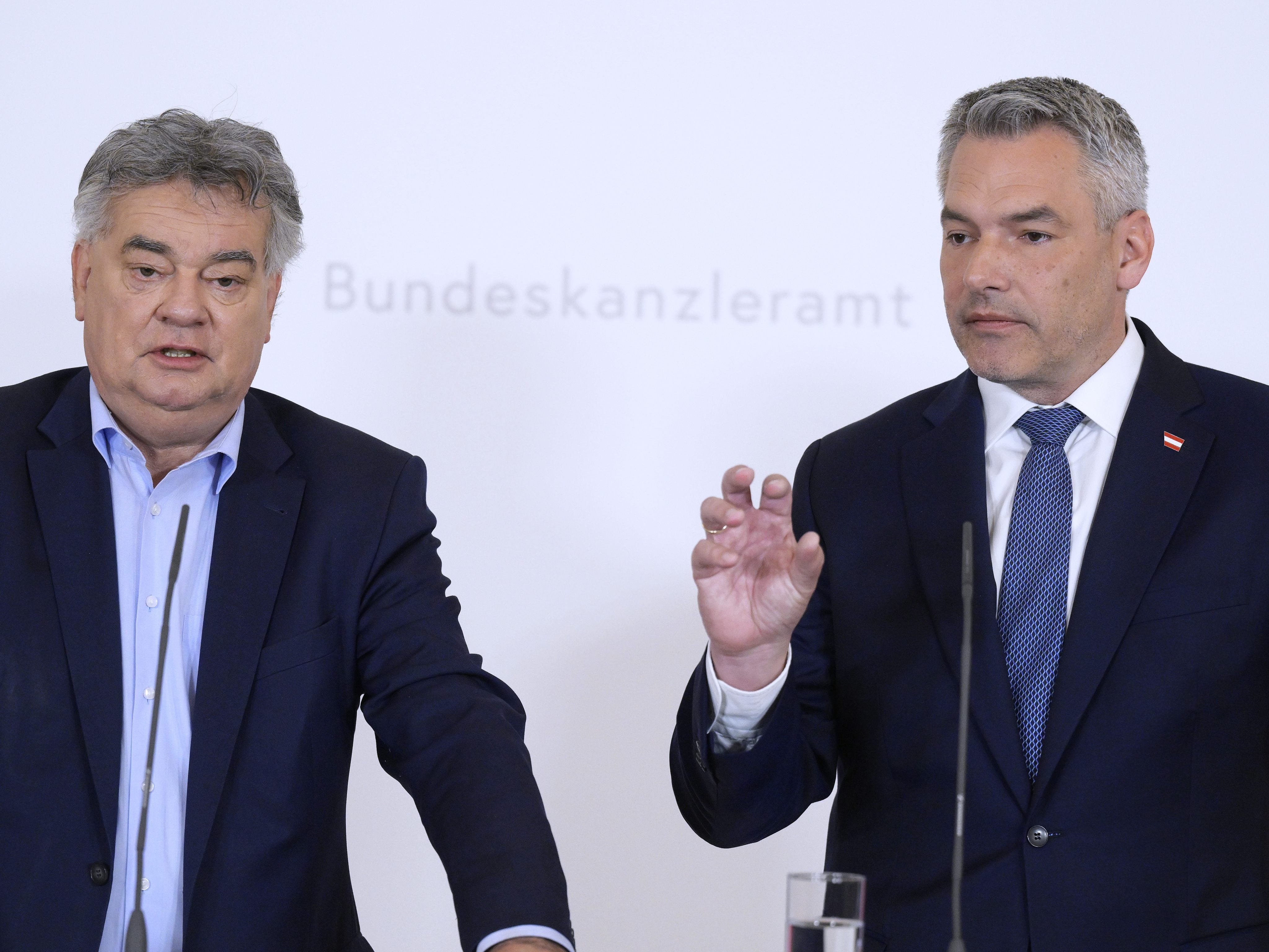 Vizekanzler Kogler neben Regierungschef Nehammer.