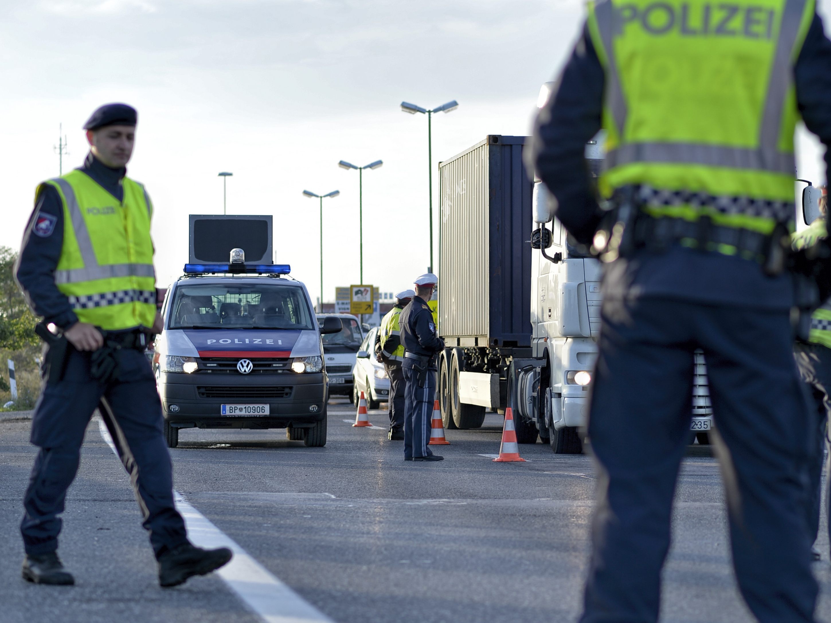 An der Grenze zu Ungarn soll verstärkt kontrolliert werden. An der Grenze zu Ungarn soll verstärkt kontrolliert werden.