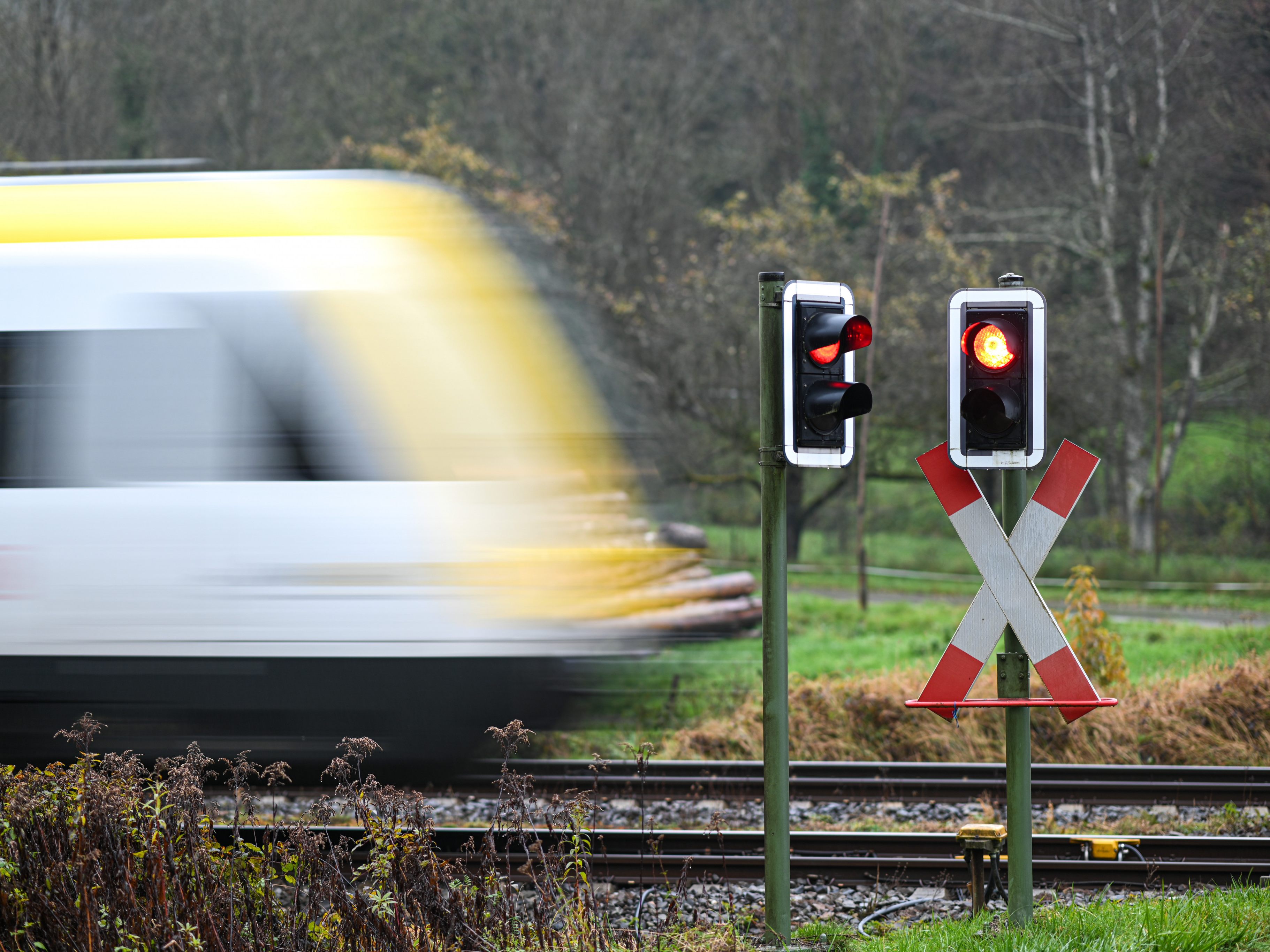 Der Pkw-Lenker dürfte das Rotlicht an der Eisenbahnkreuzung übersehen haben.
