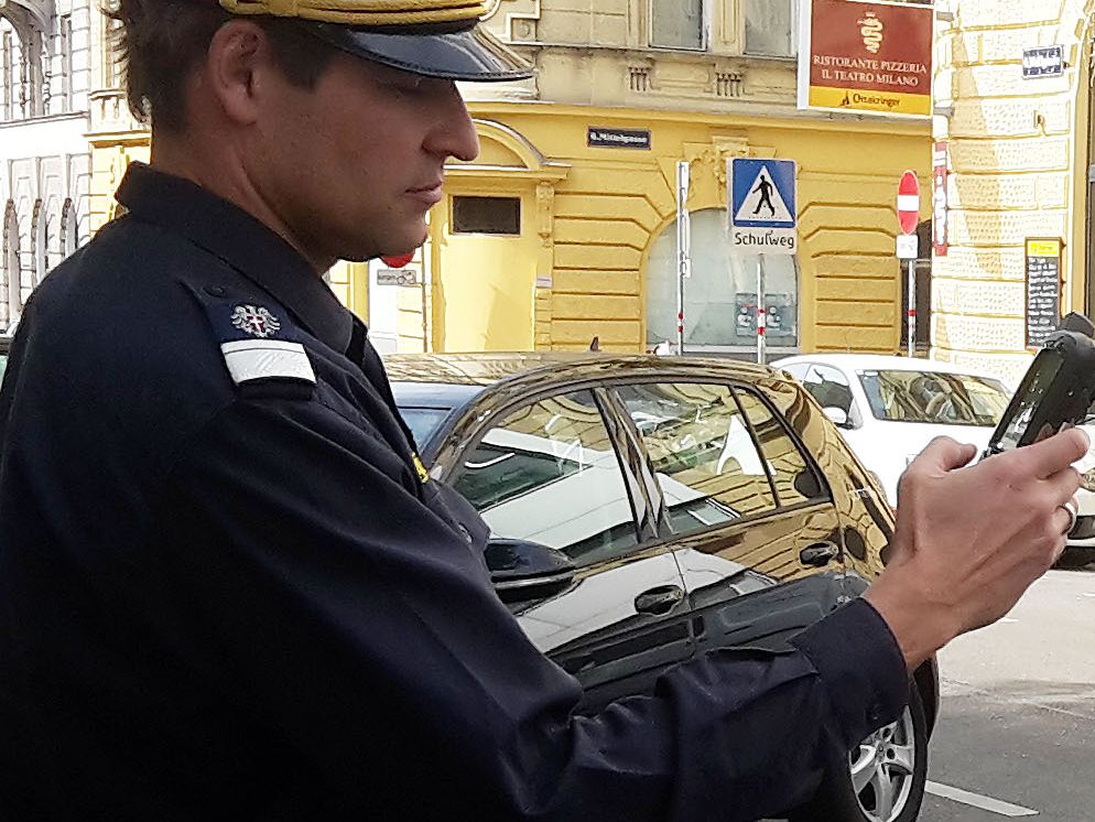 In Wien-Neubau kam es zu einer Attacke auf einen Parksheriff.