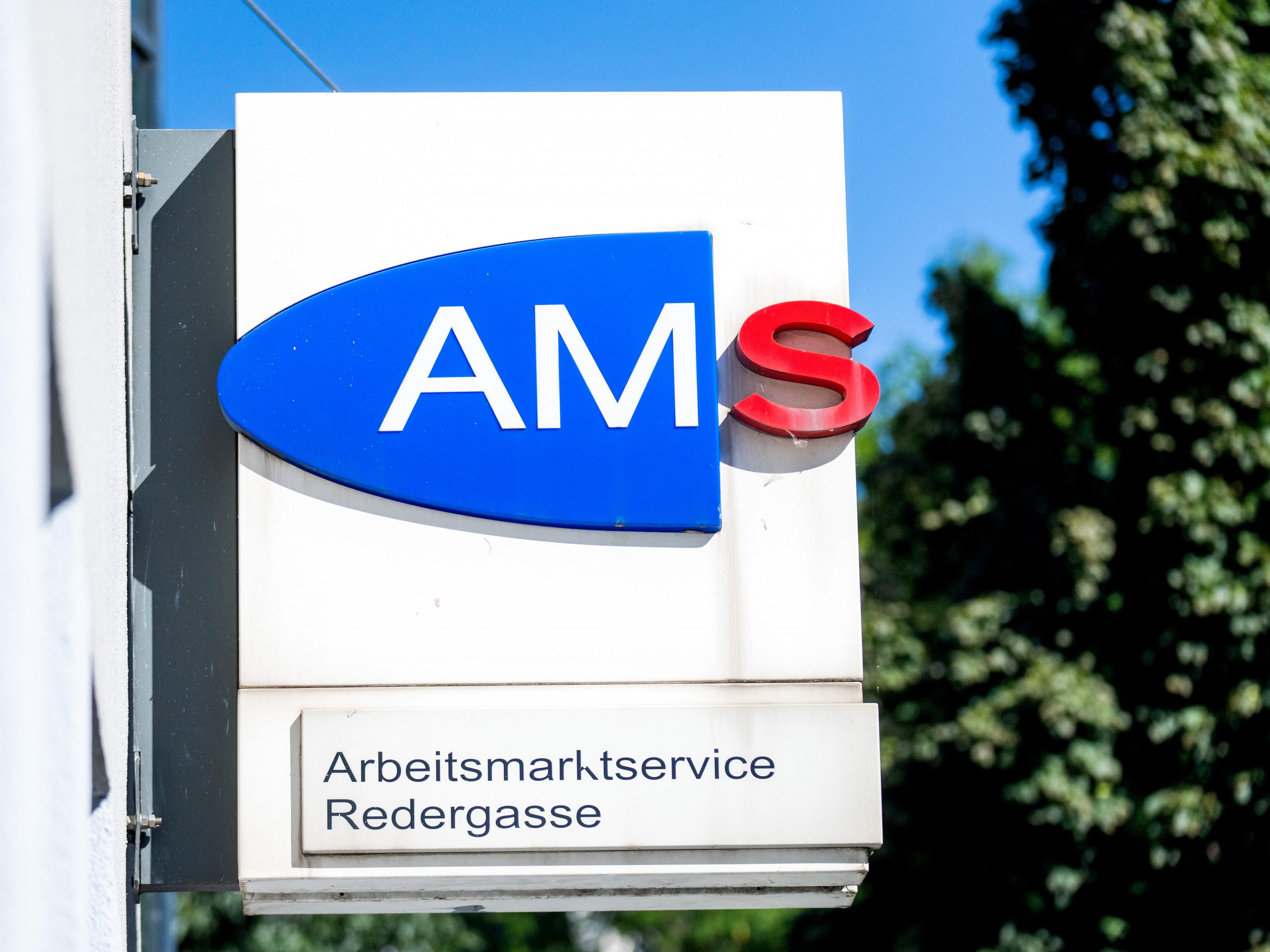 Derzeit sind 321.121 Menschen beim AMS arbeitslos oder in Schulung gemeldet.