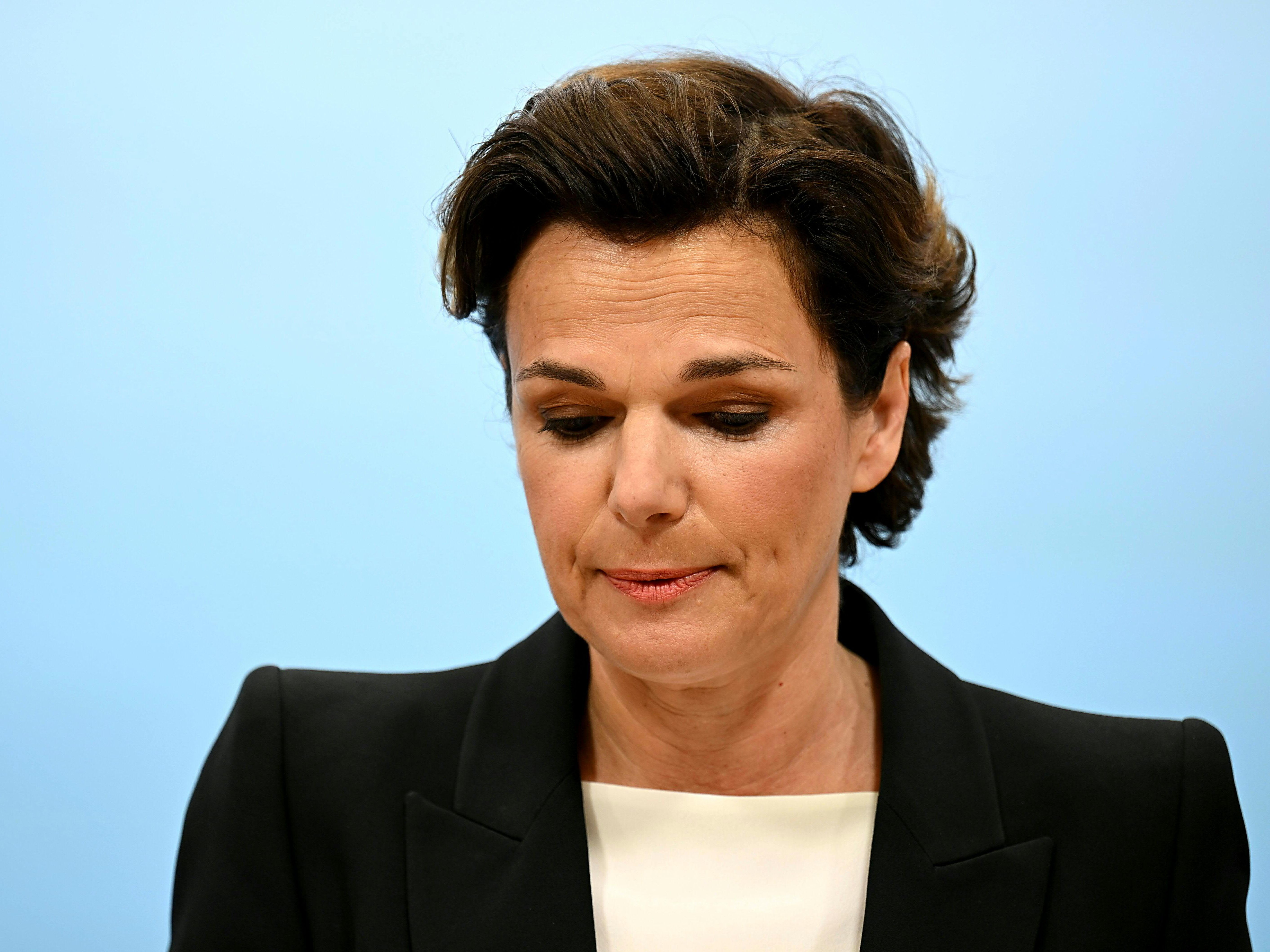 Laut einer Umfrage steigt die SPÖ in der Wählergunst durch den Wechsel des Parteivorsitzes. Laut einer Umfrage steigt die SPÖ in der Wählergunst durch den Wechsel des Parteivorsitzes.