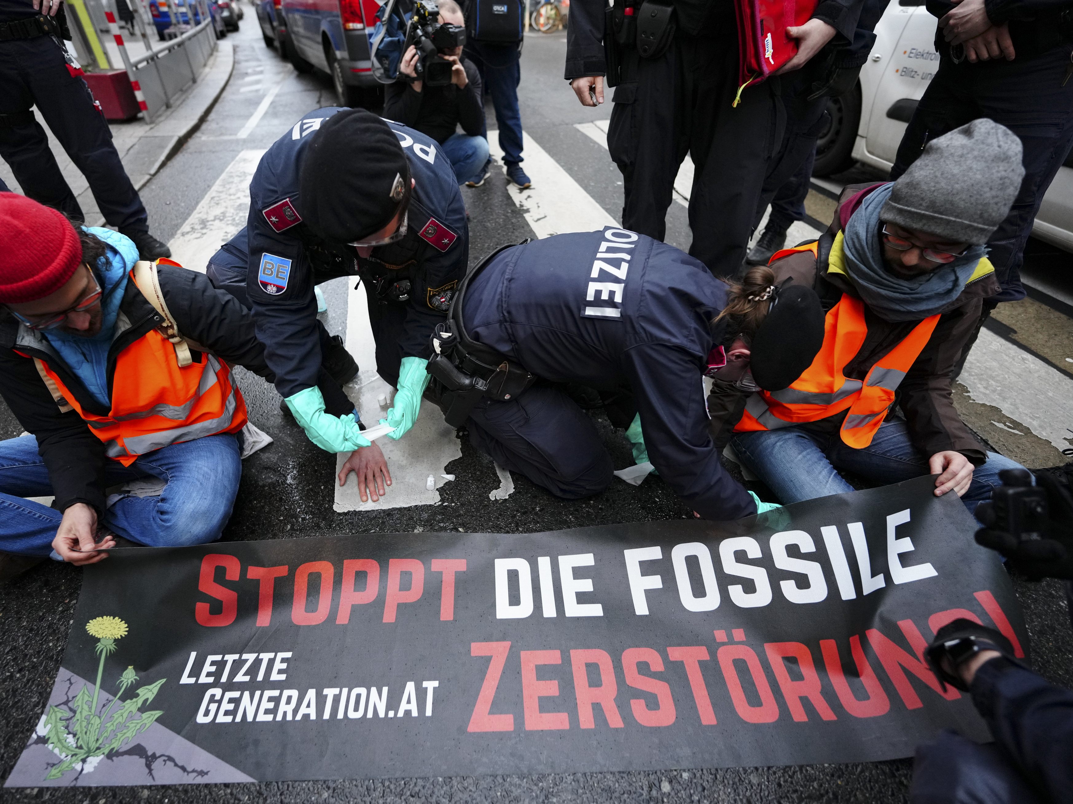 Die Letzte Generation Österreich stellt sich hinter die deutsche Aktivisten. Die Letzte Generation Österreich stellt sich hinter die deutsche Aktivisten.