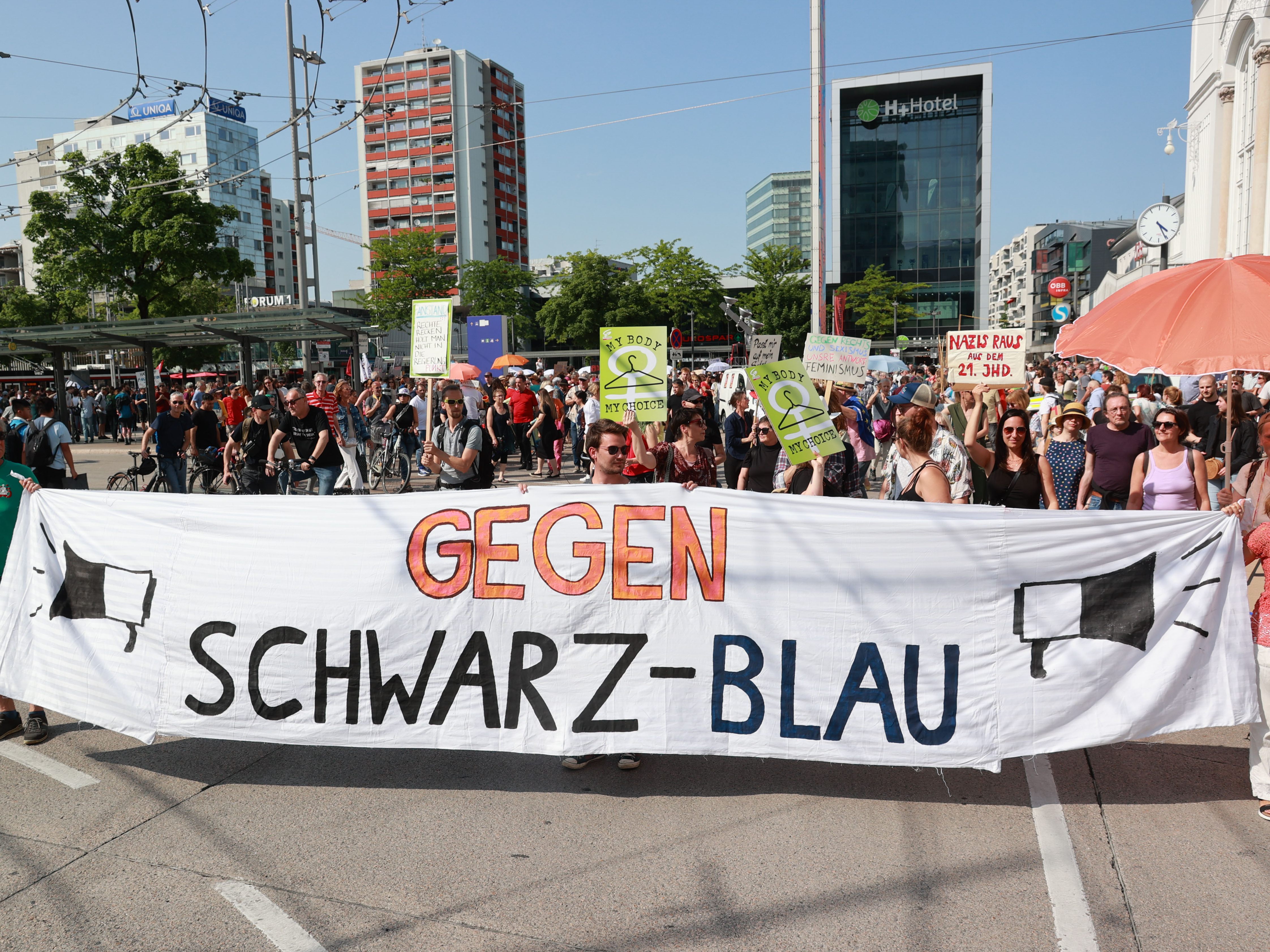 Hunderte nahmen bei Demo gegen neue Salzburger ÖVP-FPÖ-Regierung teil.