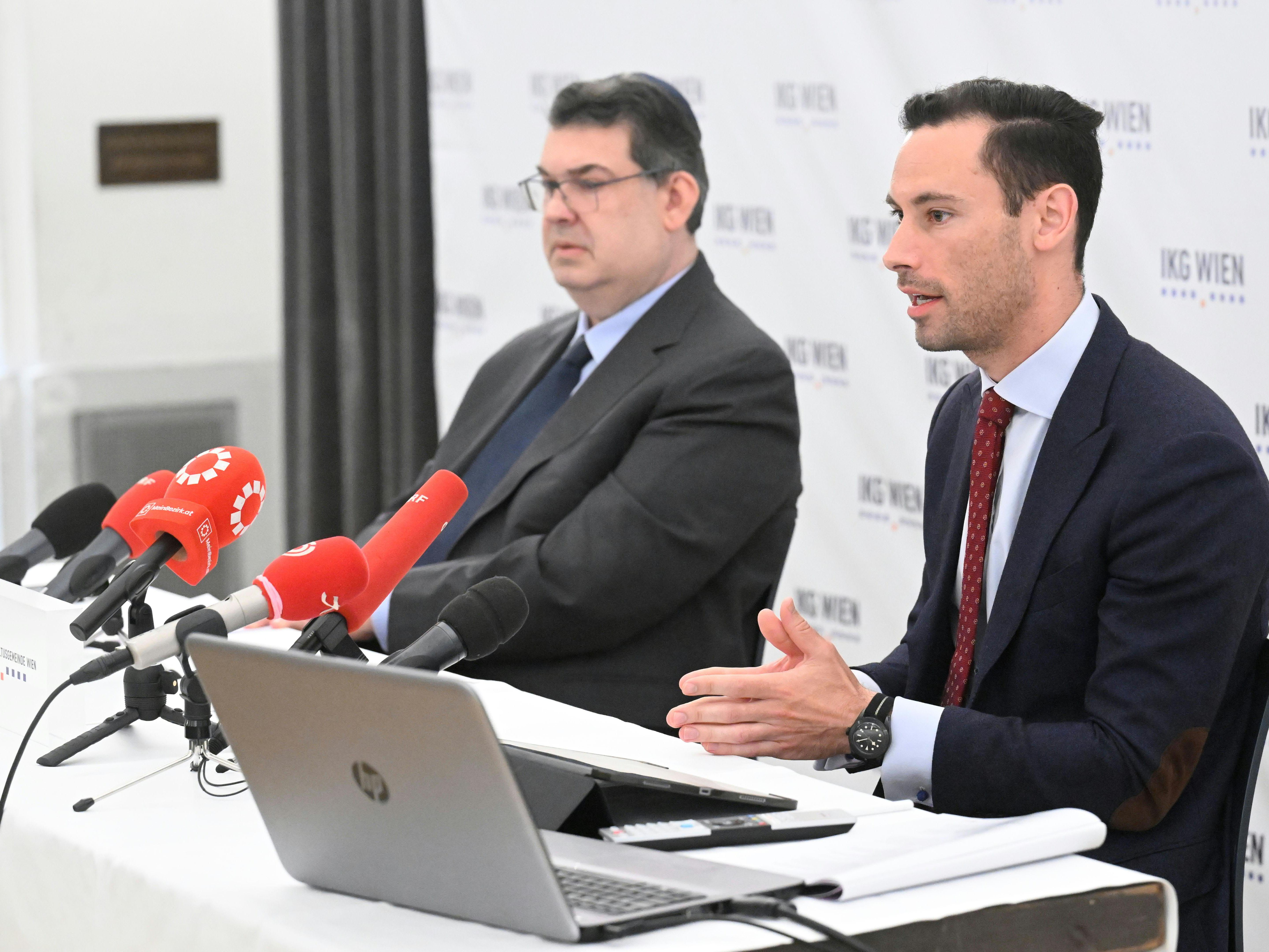 Deutsch links im Bild neben Nägele anlässlich der Vorstellung des Jahresberichts der Antisemitismus-Meldestelle.