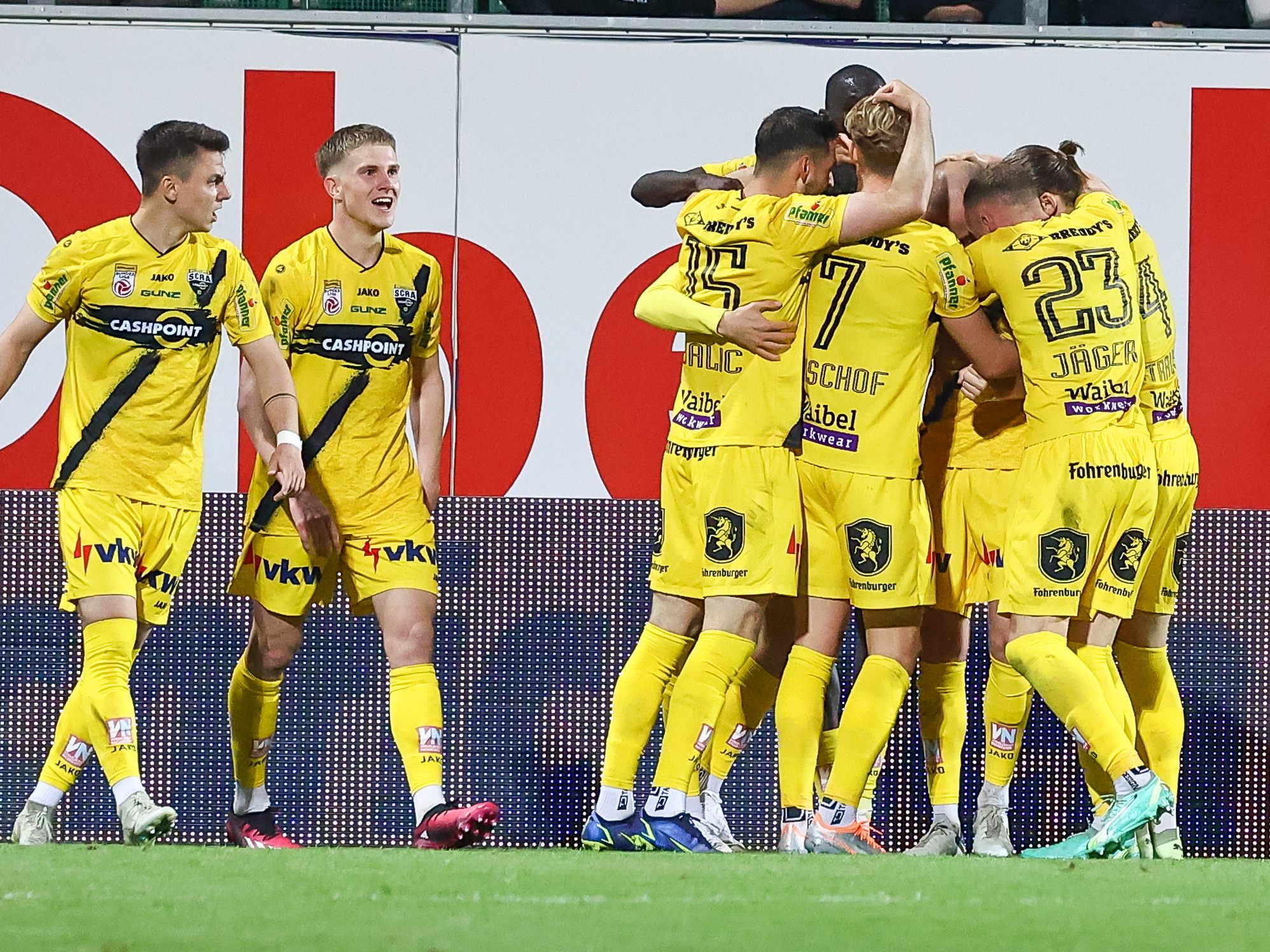 Großer Jubel bei den Spielern des SCR Altach. Großer Jubel bei den Spielern des SCR Altach.