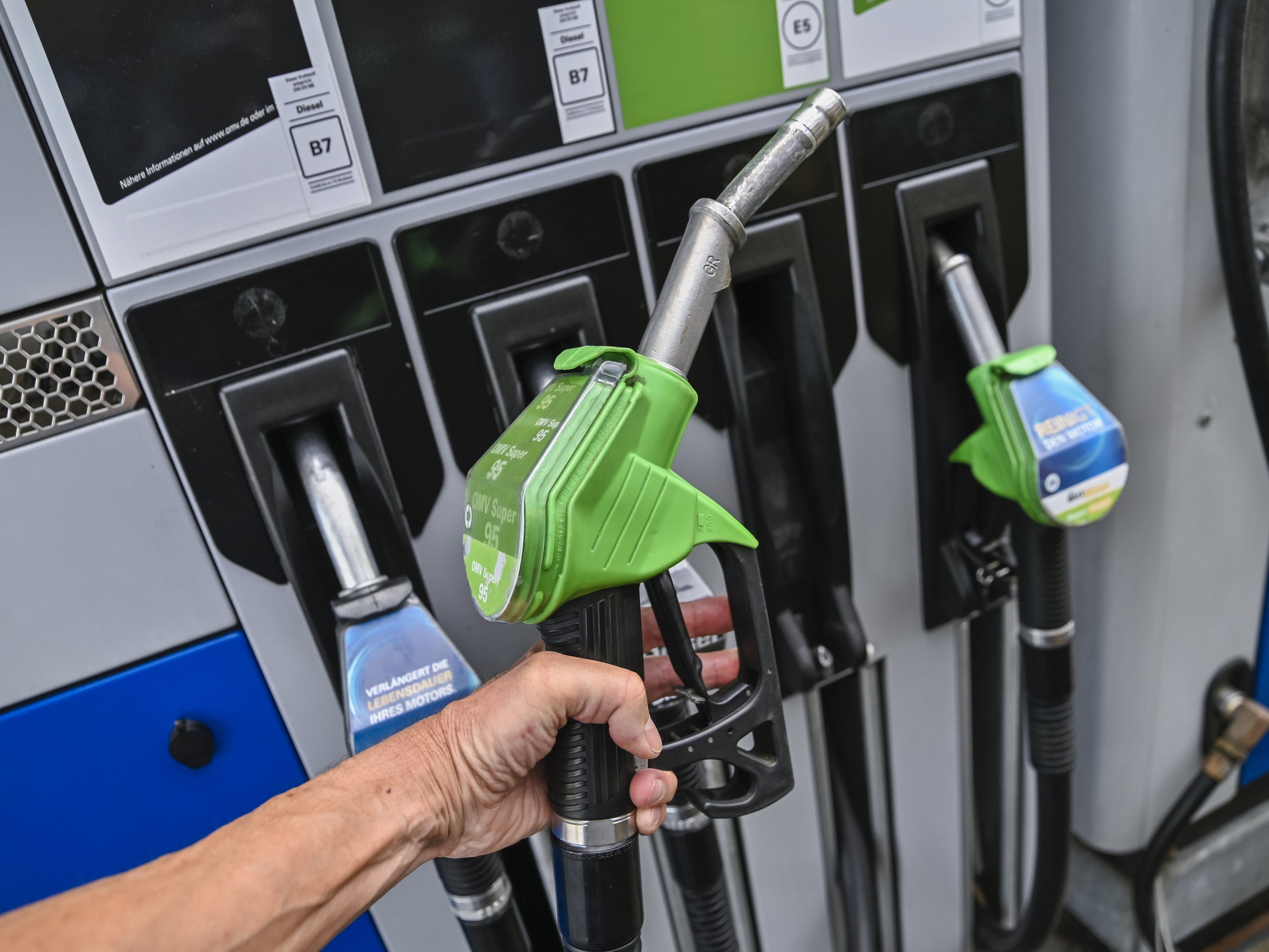 Die Preise für Super sind im April gestiegen, für Diesel musste man weniger zahlen. Die Preise für Super sind im April gestiegen, für Diesel musste man weniger zahlen.
