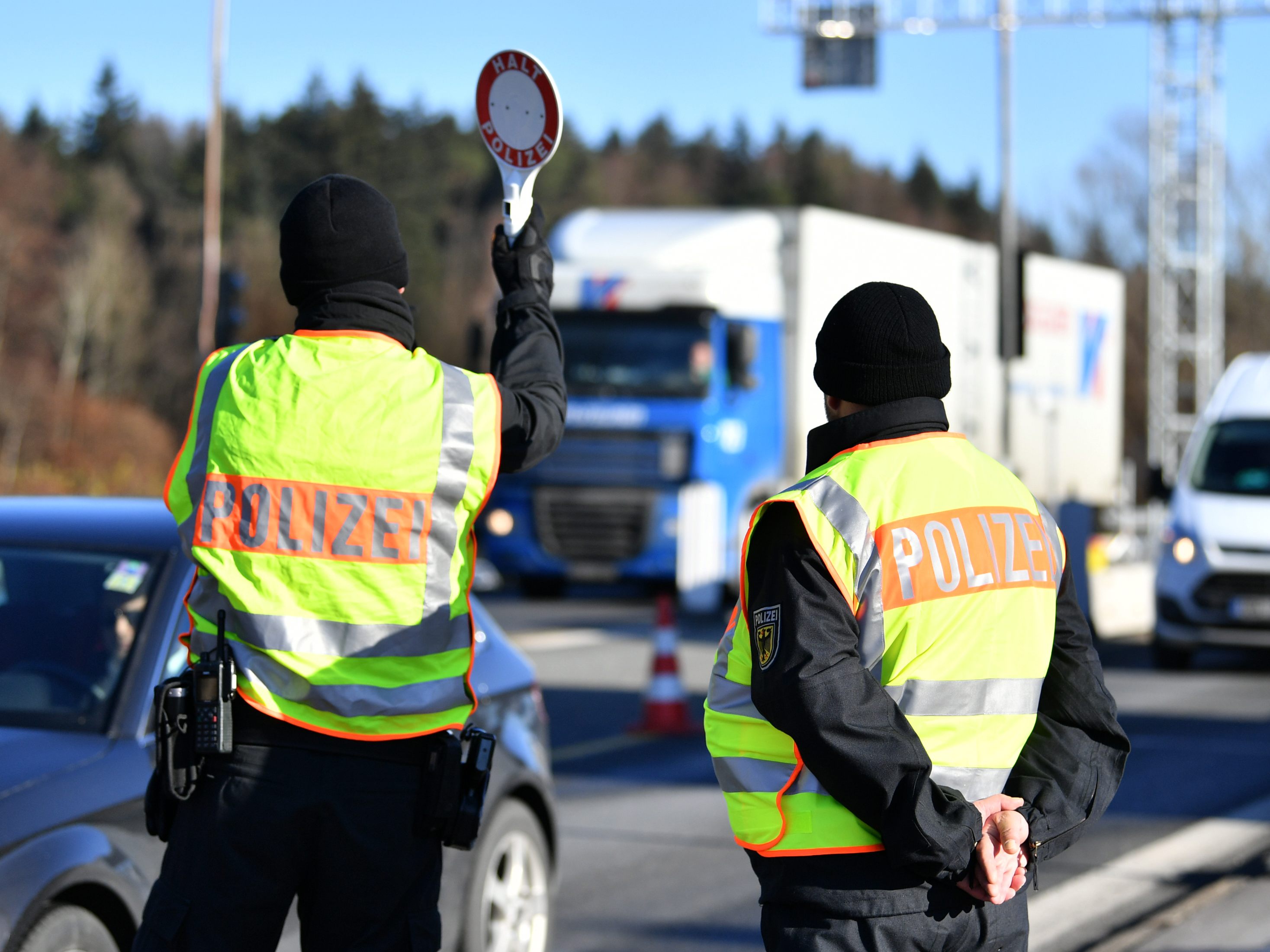 Österreich verstärkt die Grenzkontrollen zu Ungarn. Österreich verstärkt die Grenzkontrollen zu Ungarn.