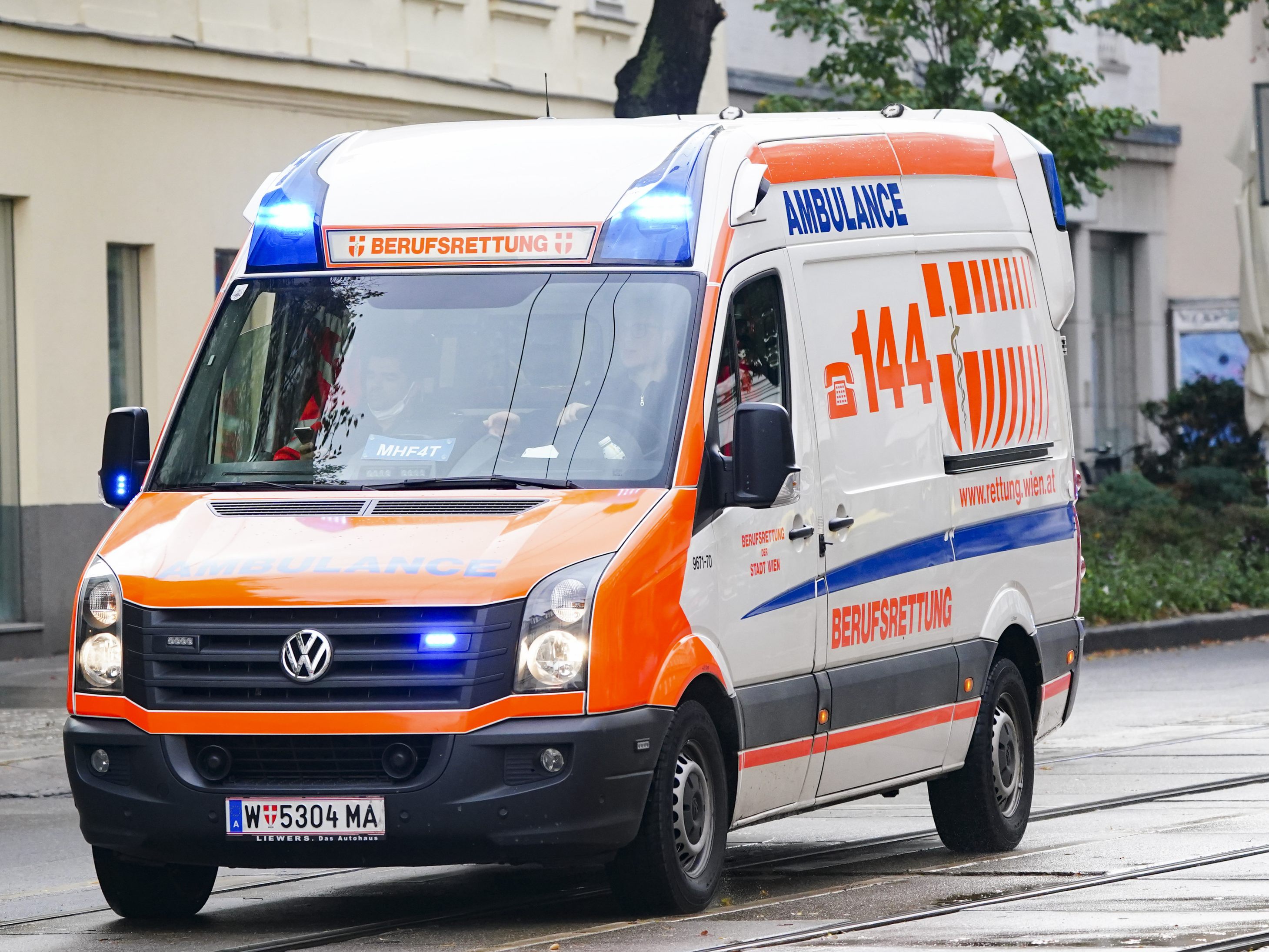 Die Wiener Berufsrettung versorgte den verletzten Autolenker. Die Wiener Berufsrettung versorgte den verletzten Autolenker.