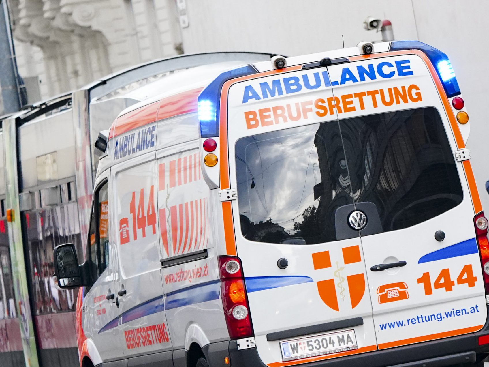 Die Wiener Berufsrettung versorgte den 49-Jährigen. Die Wiener Berufsrettung versorgte den 49-Jährigen.