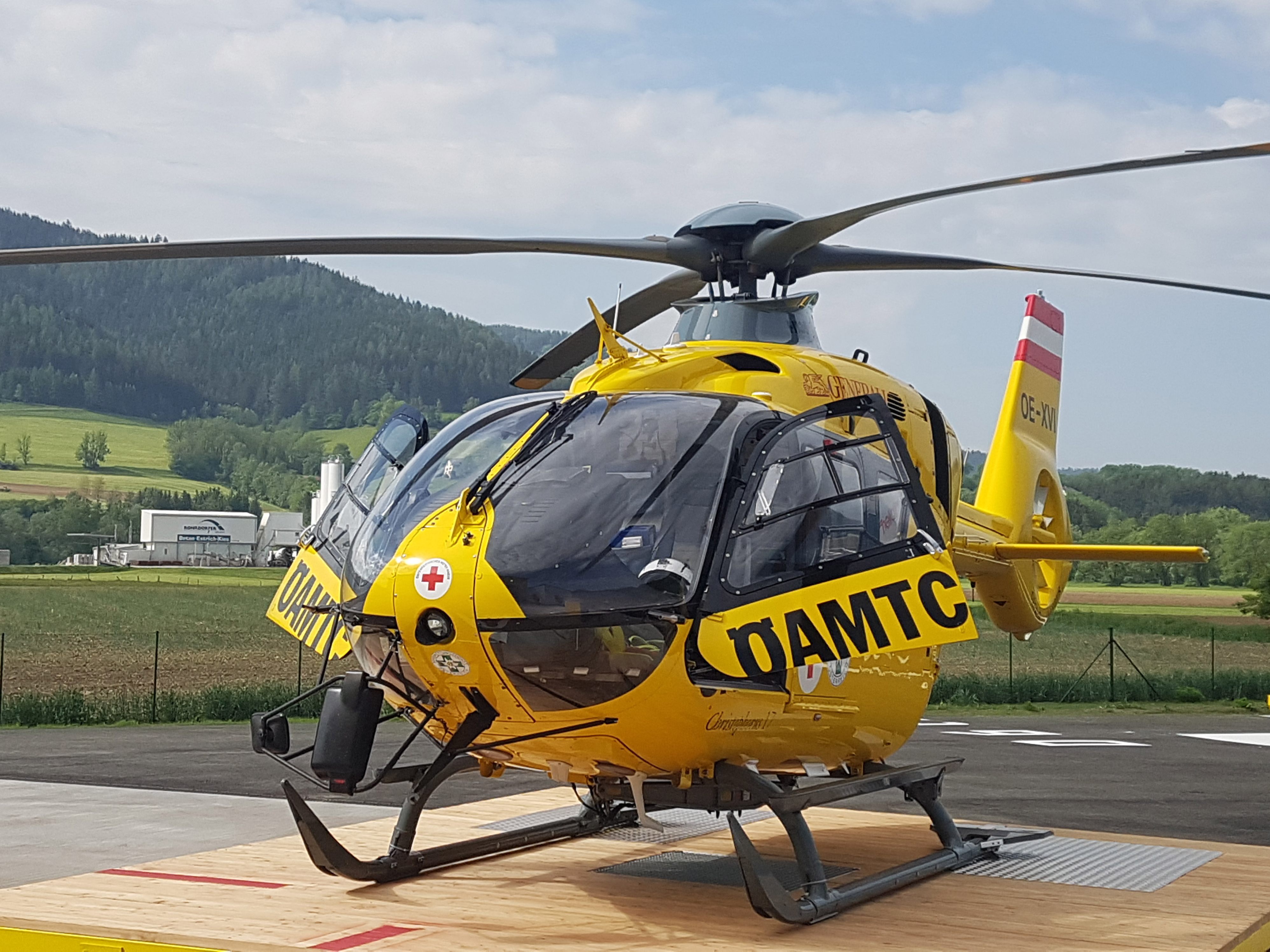 Ein 32-Jähriger verletzte sich im Bezirk Hollabrunn bei einem Sturz mit dem Motorrad.