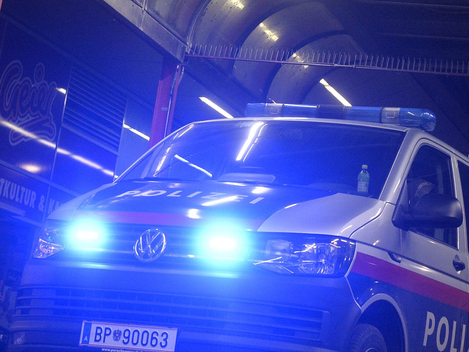 Nächtlicher Polizei-Einsatz nach Unfall am Wiener Praterstern. Nächtlicher Polizei-Einsatz nach Unfall am Wiener Praterstern.