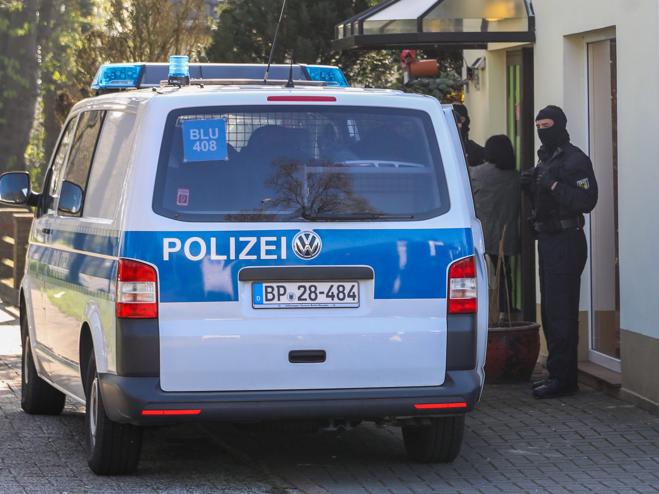 Nach dem Unterstützer Spenden für die Terrormiliz IS gesammelt hatten, gab es in Deutschland nach mehreren Razzien nun einige Festnahmen. Nach dem Unterstützer Spenden für die Terrormiliz IS gesammelt hatten, gab es in Deutschland nach mehreren Razzien nun einige Festnahmen.