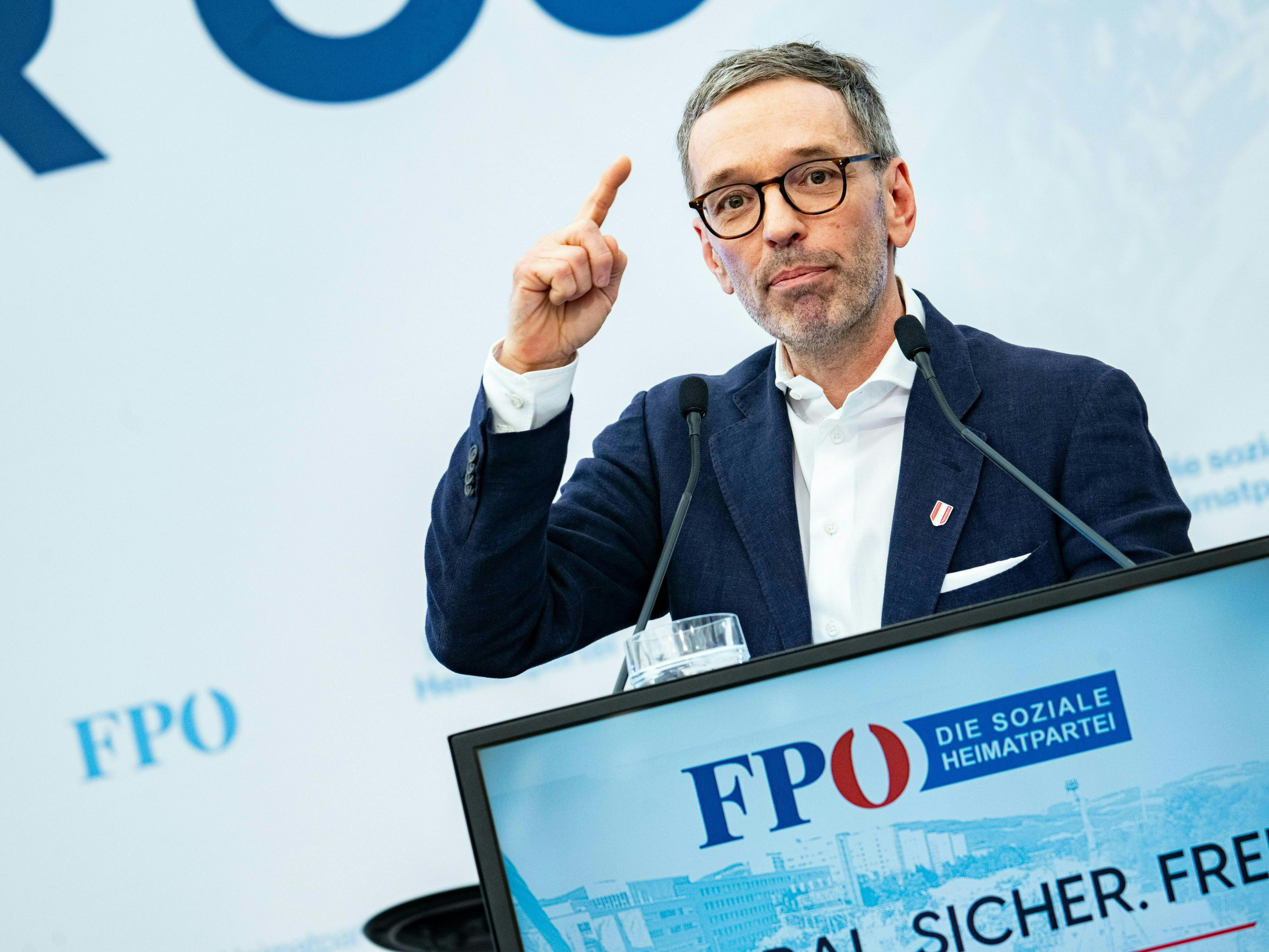 Kickl sieht sich durch ungarische Schlepper-Freilassungen in Position bestärkt. Kickl sieht sich durch ungarische Schlepper-Freilassungen in Position bestärkt.
