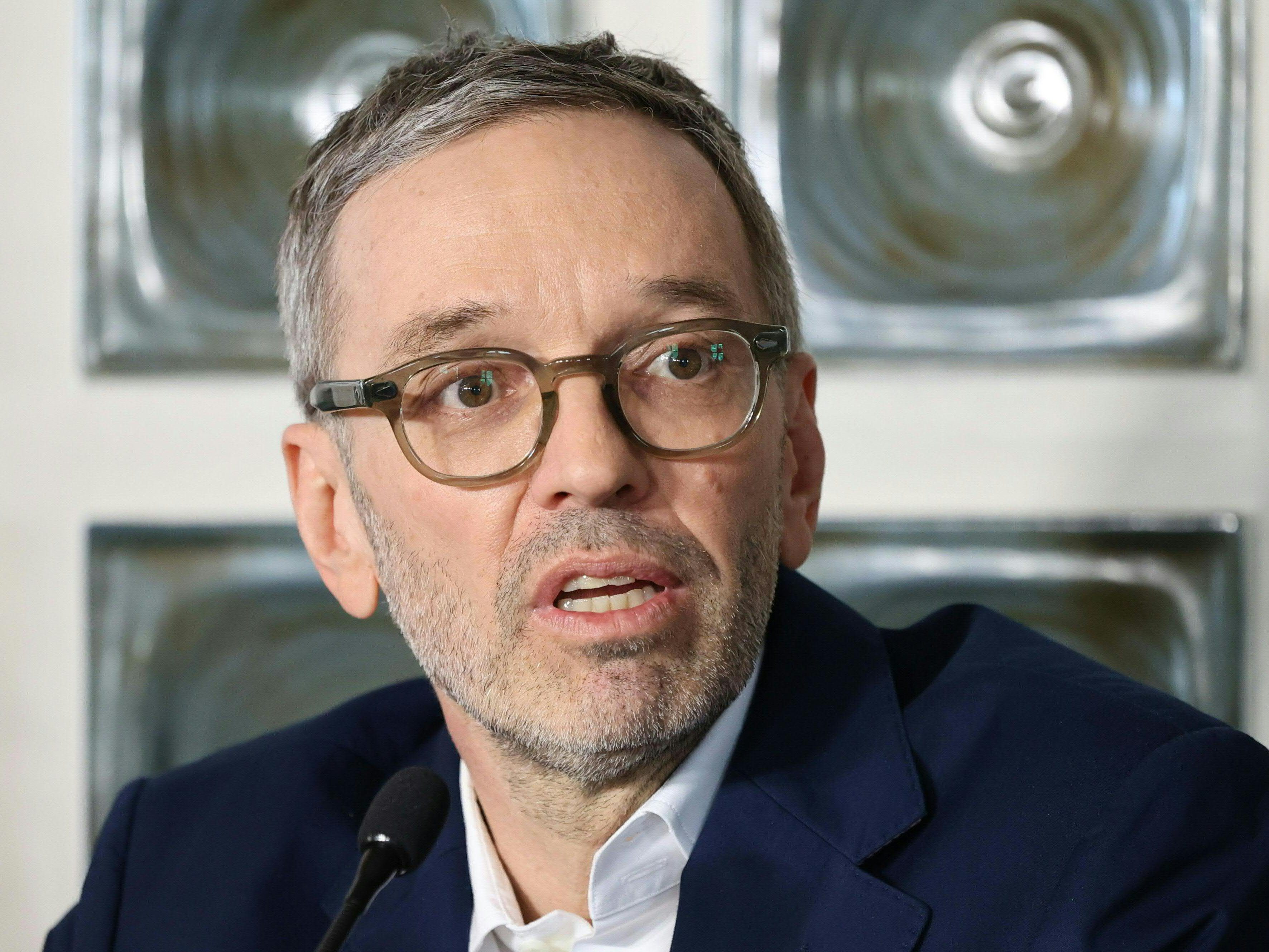 FPÖ-Chef Herbert Kickl rechnet bei einem Sieg der Freiheitlichen bei den nächsten Nationalrats-Wahlen damit, mit der Regierungsbildung beauftragt zu werden. FPÖ-Chef Herbert Kickl rechnet bei einem Sieg der Freiheitlichen bei den nächsten Nationalrats-Wahlen damit, mit der Regierungsbildung beauftragt zu werden.
