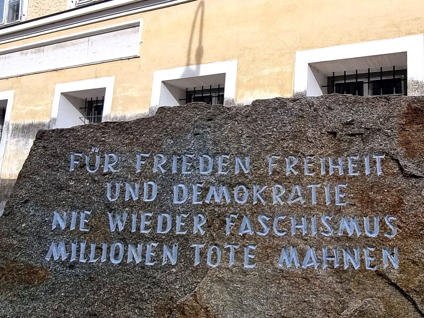 Eine Initiative will erneut eine Debatte um die Nutzung von Hitlers Geburtshaus lostreten.