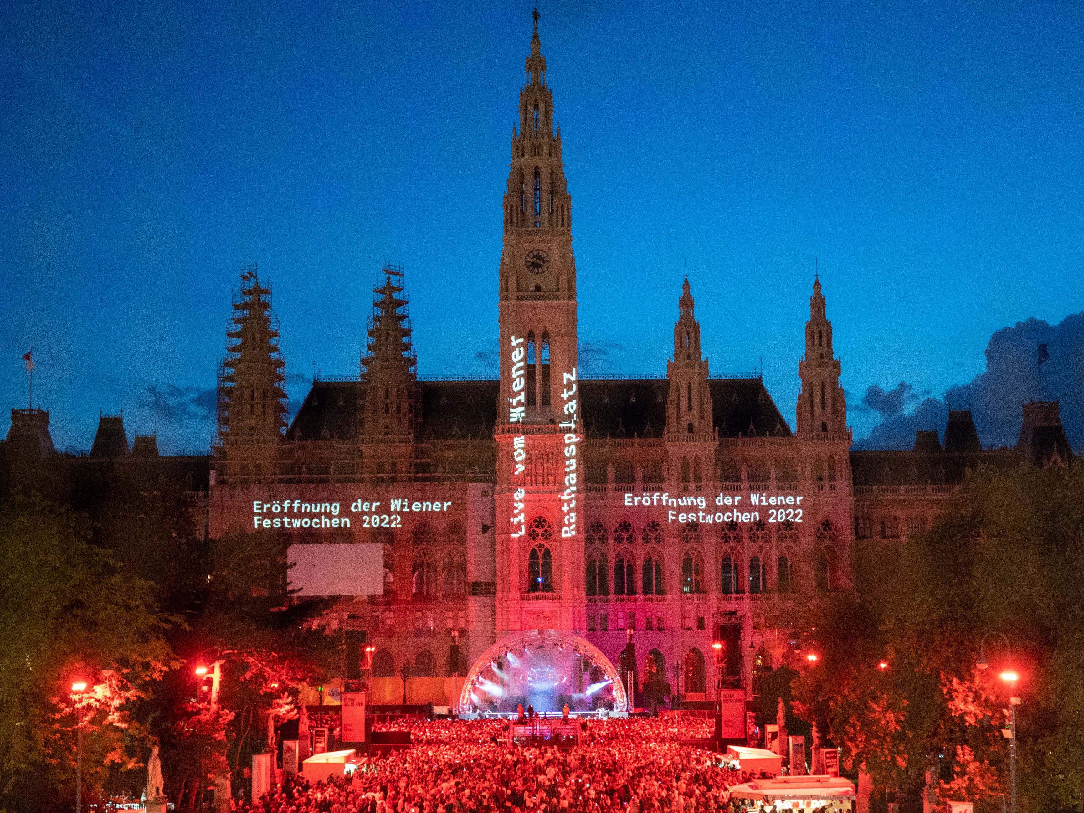 Die Wiener Festwochen eröffnen traditionell am Rathausplatz.