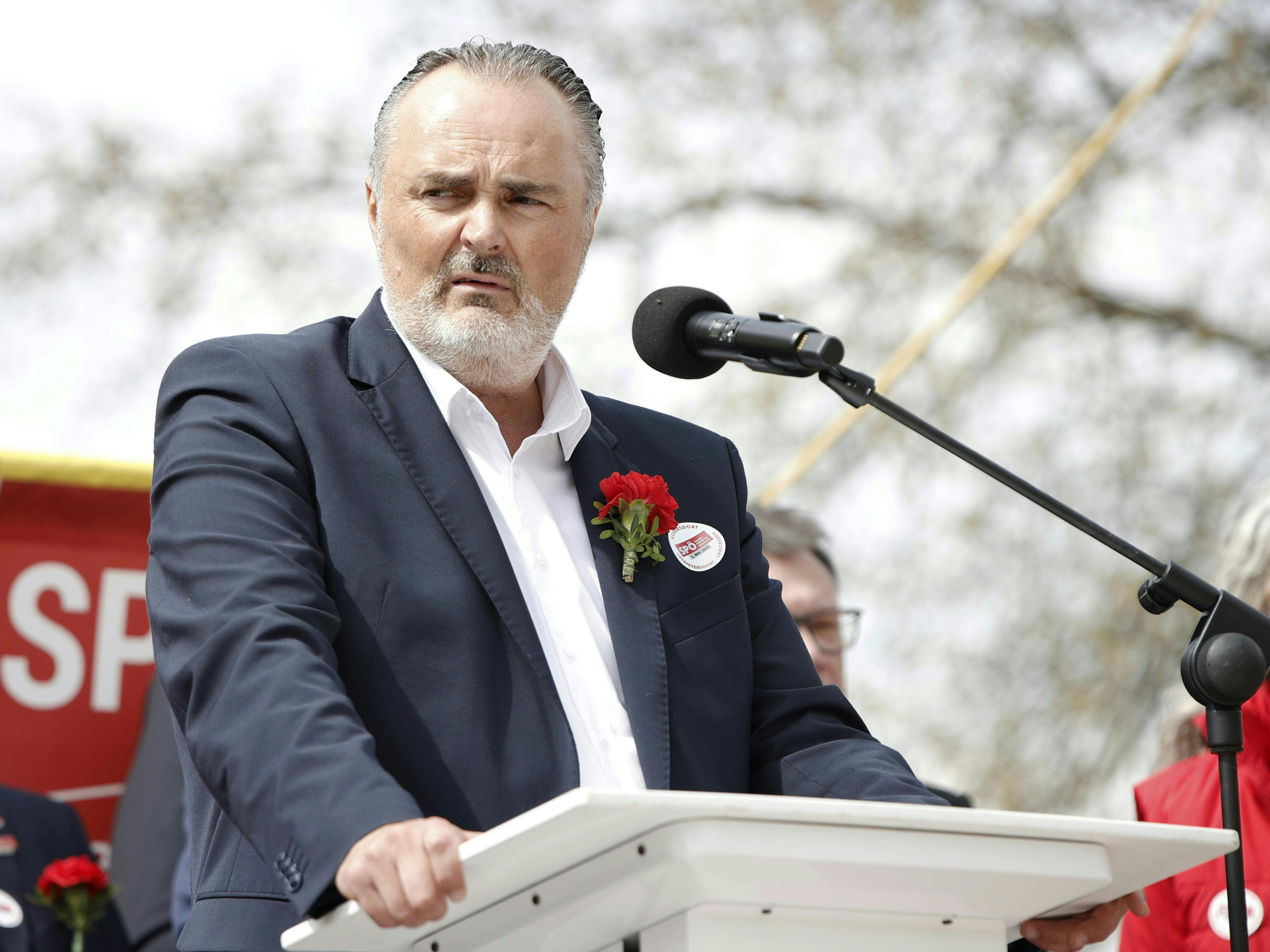 Hans Peter Doskozil (SPÖ) drängte am 1. Mai auf die Umsetzung seines vorgeschlagenen Mindestlohns von 2.000 Euro brutto. Hans Peter Doskozil (SPÖ) drängte am 1. Mai auf die Umsetzung seines vorgeschlagenen Mindestlohns von 2.000 Euro brutto.