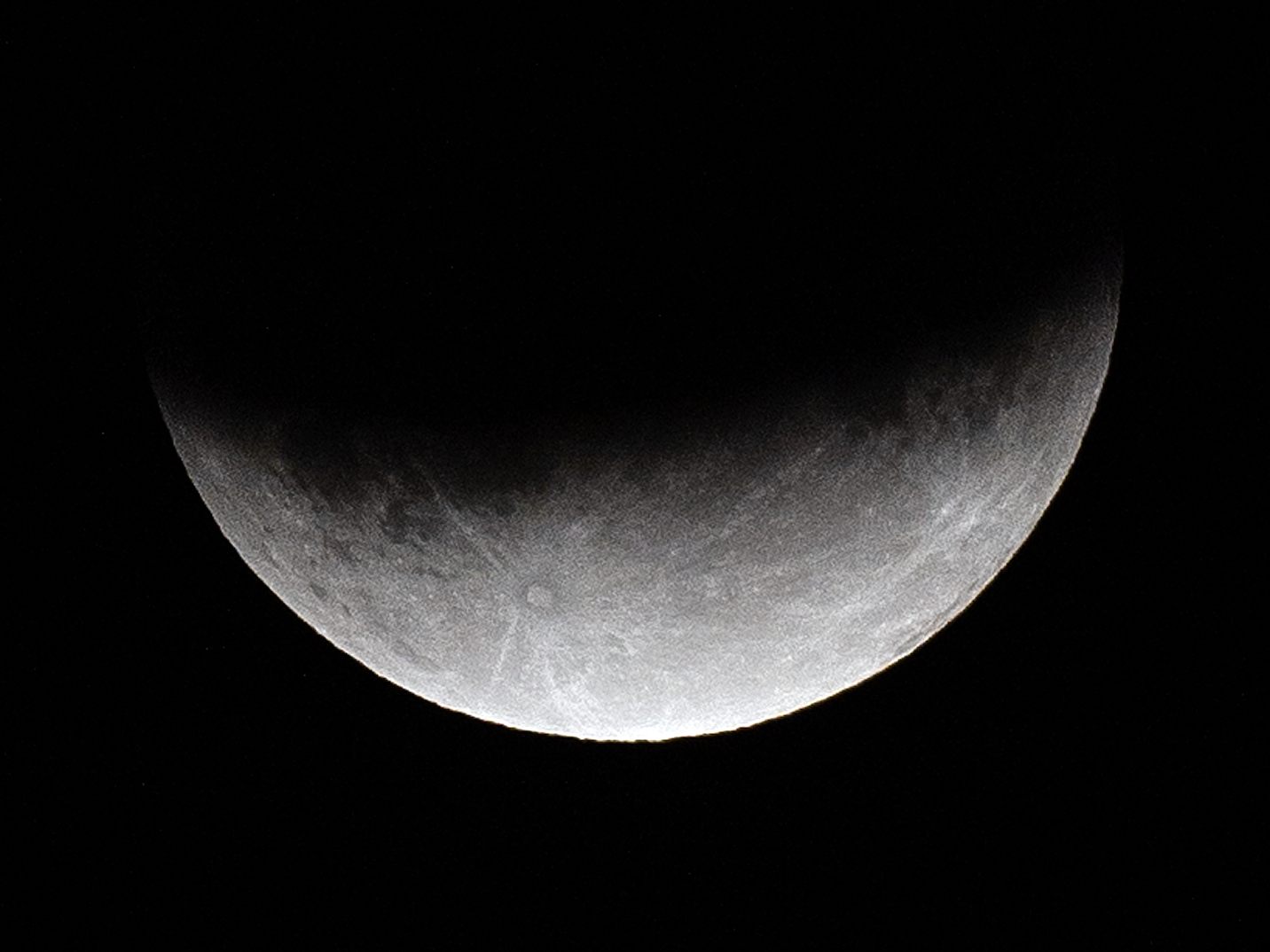 "Erstklassige Sichtbedingungen" sind zur Beobachtung der partiellen Halbschatten-Mondfinsternis notwendig. "Erstklassige Sichtbedingungen" sind zur Beobachtung der partiellen Halbschatten-Mondfinsternis notwendig.