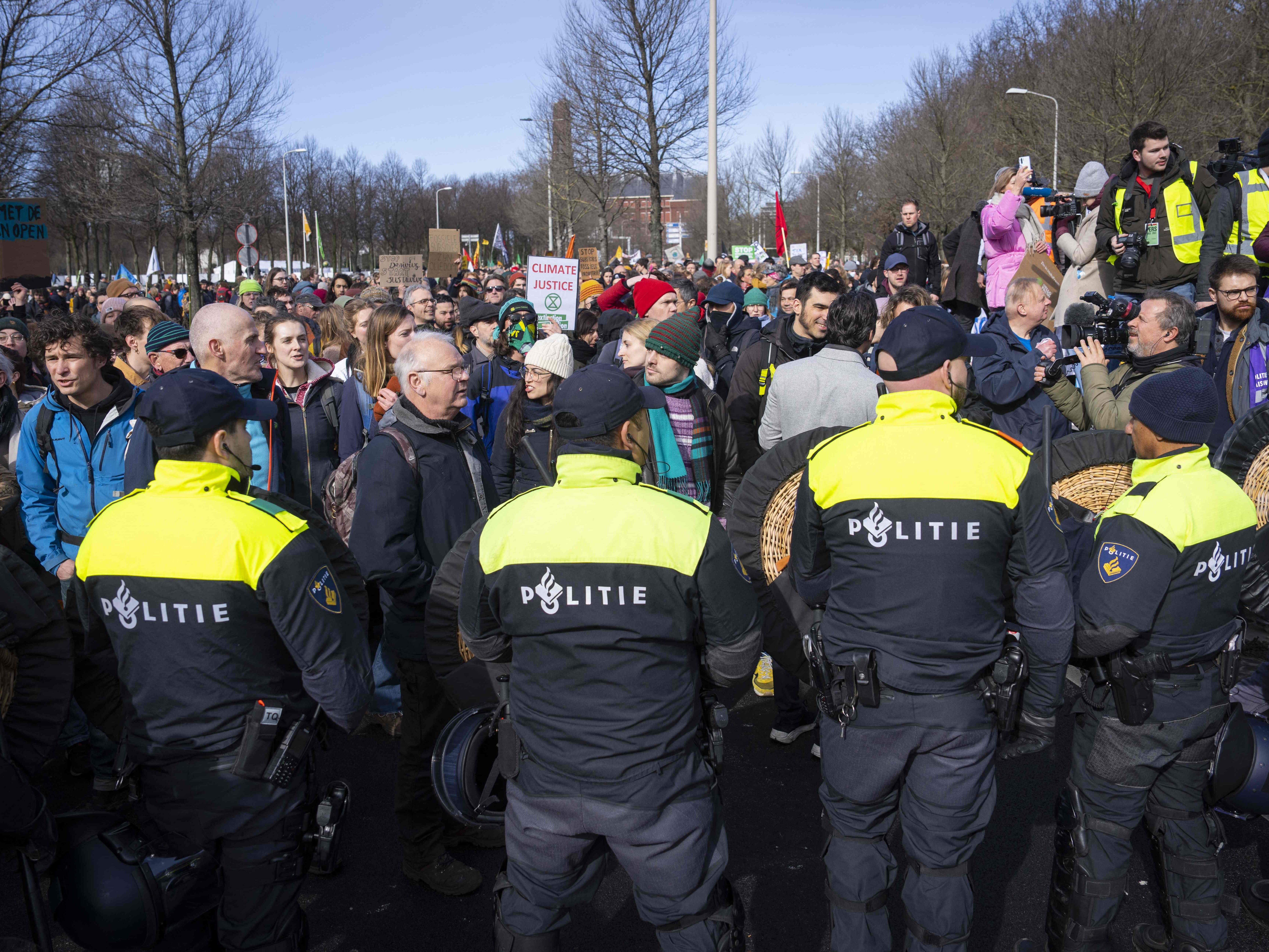 Bei Demonstrationen von Klima-Aktivisten in Den Haag wurden hunderte Menschen festgenommen.