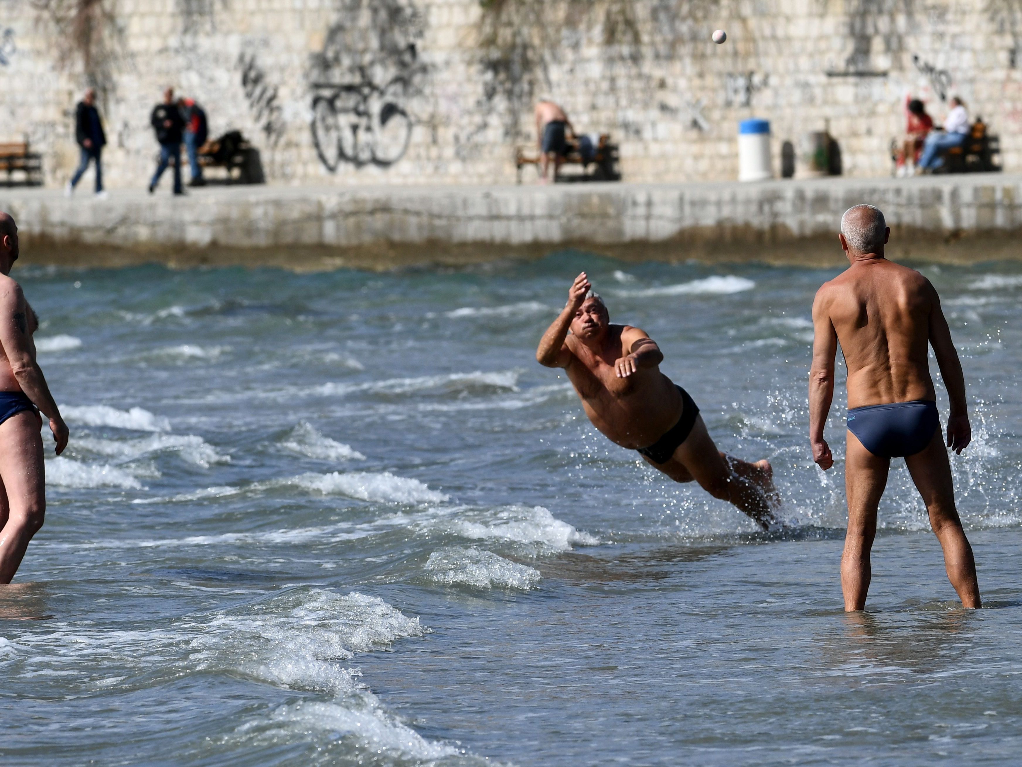 Nicht alle Touristen verhalten sich gebührlich. Daher führt Split nun Bußgelder für ungebührliches Verhalten ein. Nicht alle Touristen verhalten sich gebührlich. Daher führt Split nun Bußgelder für ungebührliches Verhalten ein.