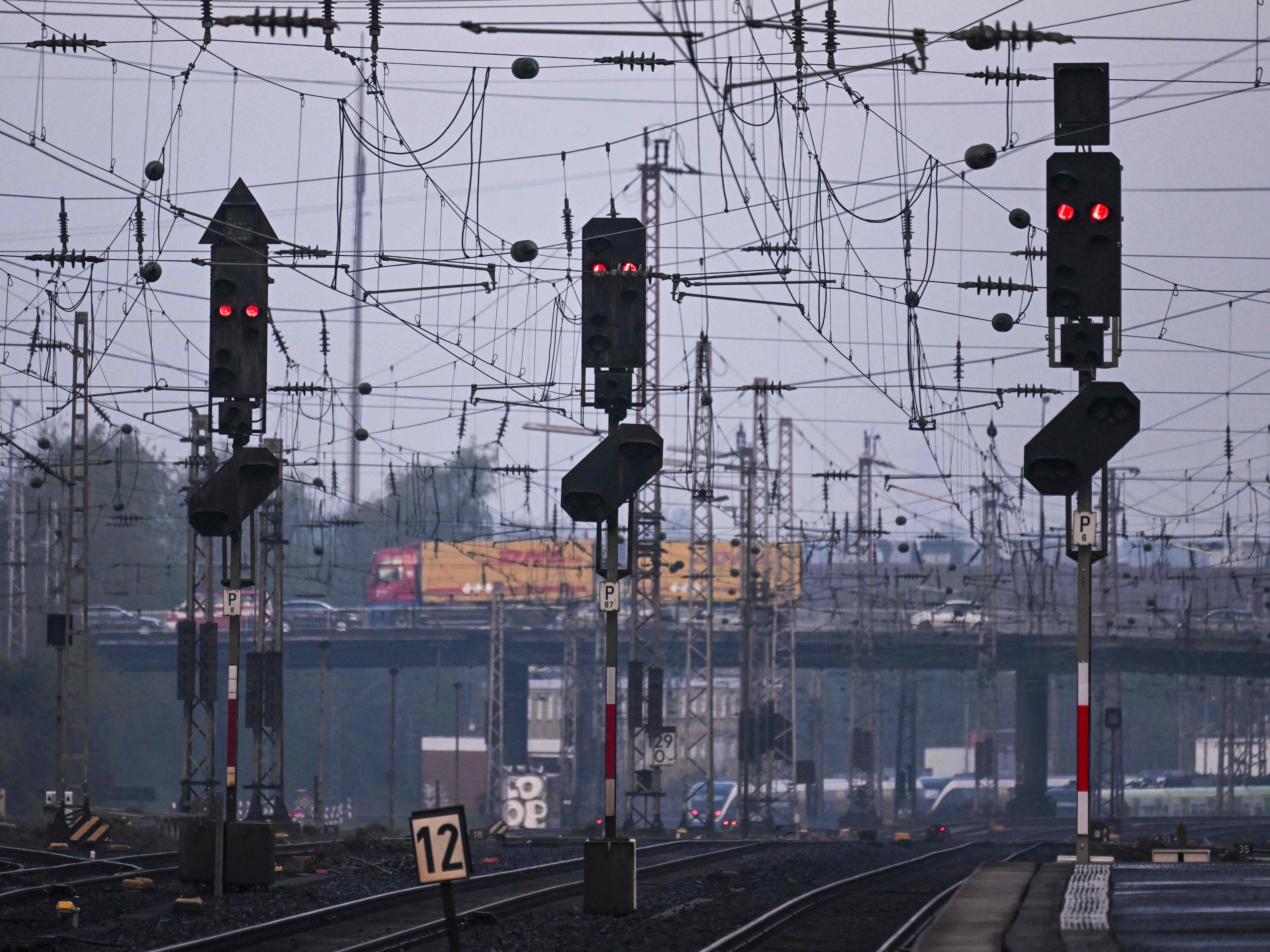Die Deutsche Gewerkschaft will den Bahnverkehr ab Sonntag 2 Tage lahmlegen. Die Deutsche Gewerkschaft will den Bahnverkehr ab Sonntag 2 Tage lahmlegen.