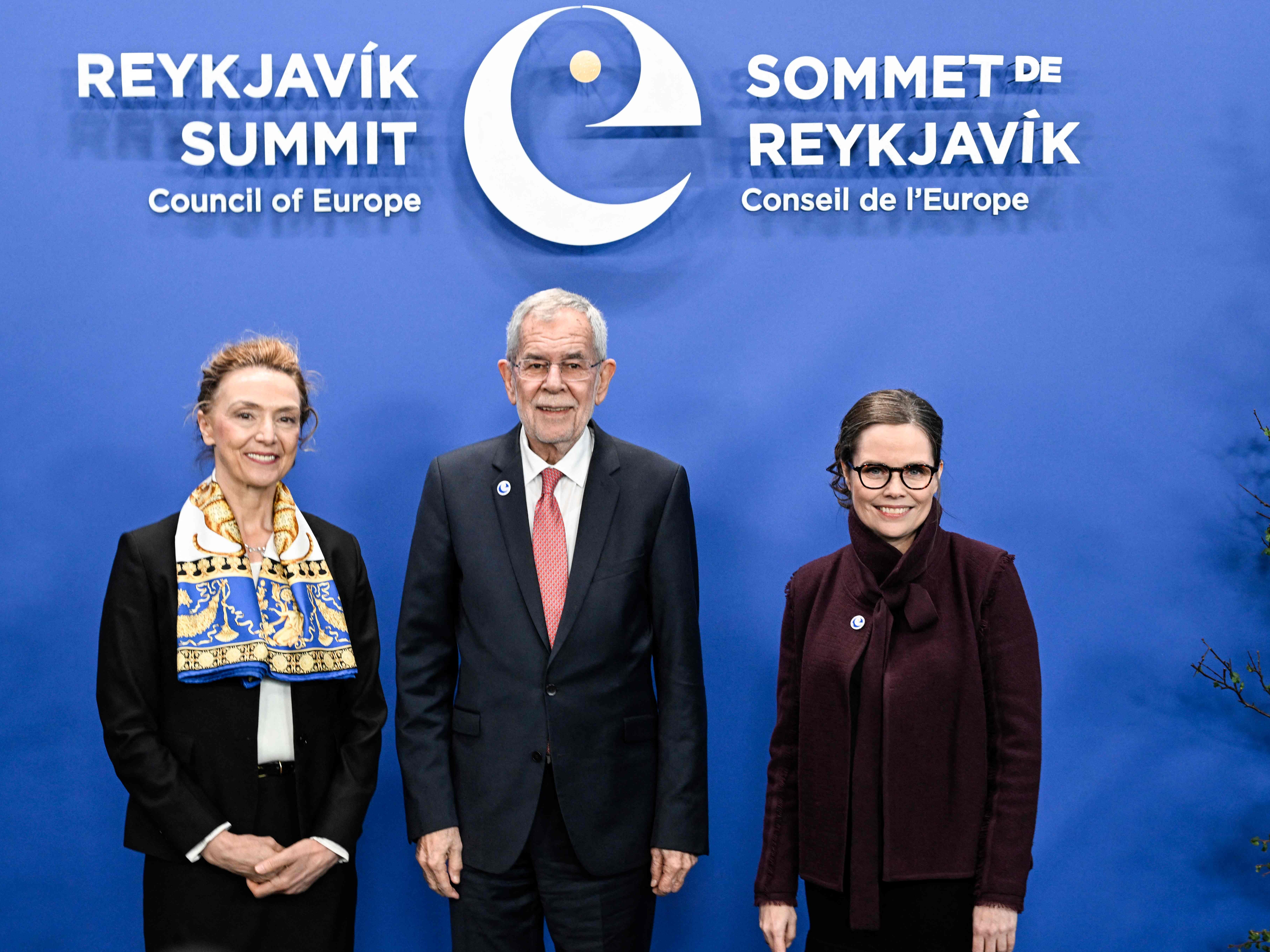 Bundespräsident Alexander Van der Bellen begrüßte die Einrichtung eines Registers zu Schäden in der Ukraine in Reykjavik als "wesentlichen Schritt". Bundespräsident Alexander Van der Bellen begrüßte die Einrichtung eines Registers zu Schäden in der Ukraine in Reykjavik als "wesentlichen Schritt".
