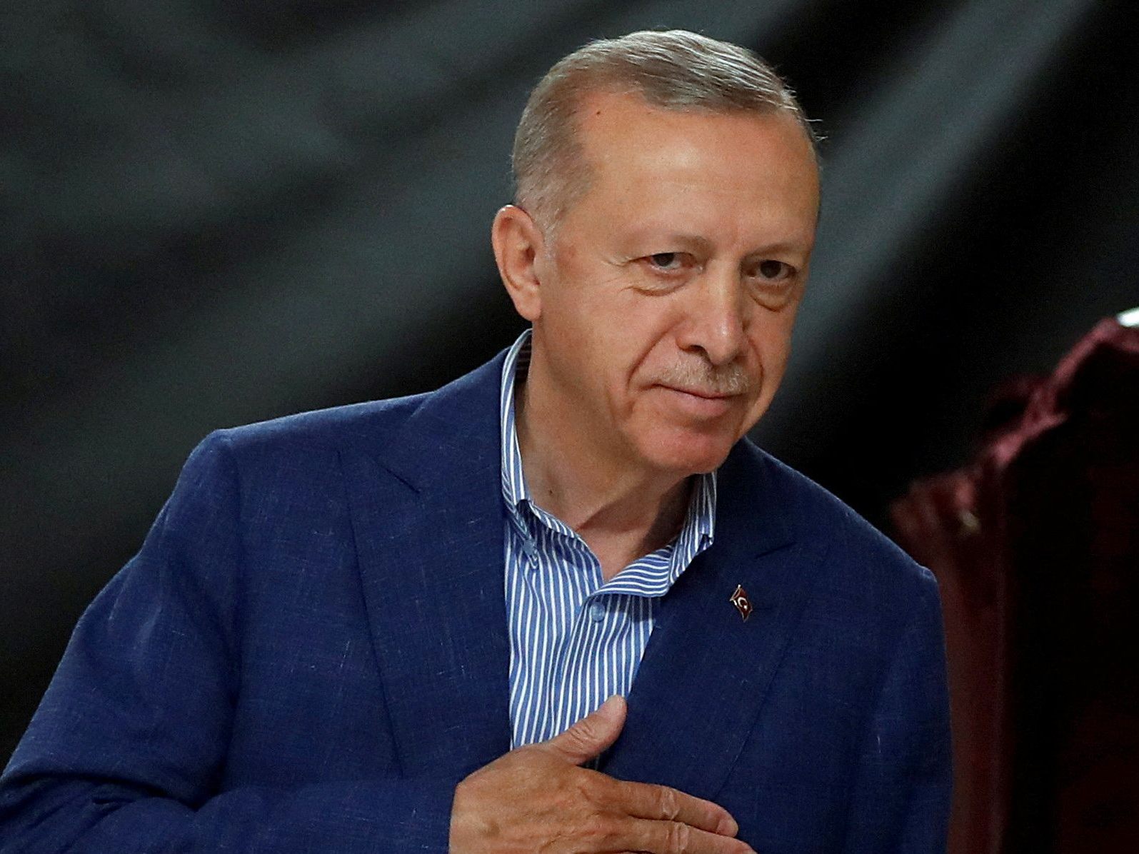 Präsident Erdogan ist nach ersten Hochrechnungen bei der Stichwahl vorne. Präsident Erdogan ist nach ersten Hochrechnungen bei der Stichwahl vorne.