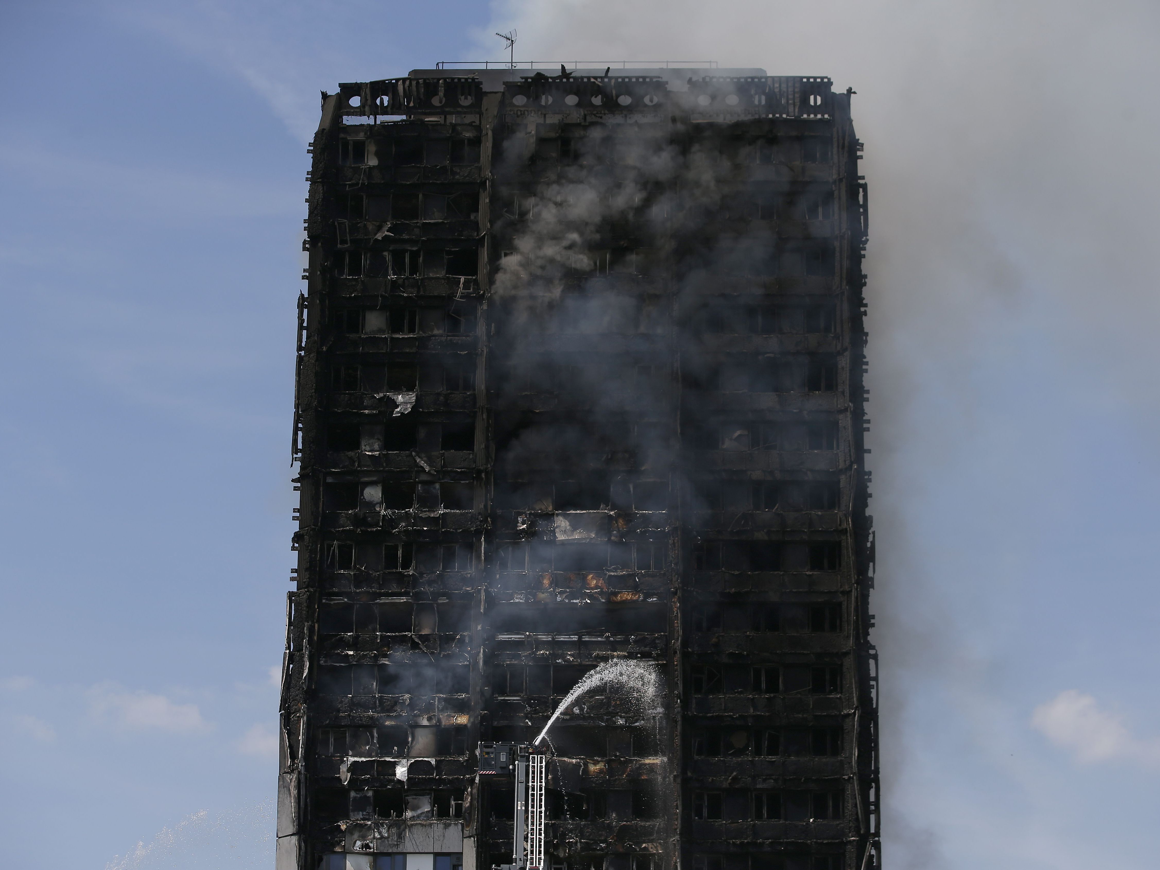 Das Bild zeigt den Grenfell Tower am 14. Juni 2017.